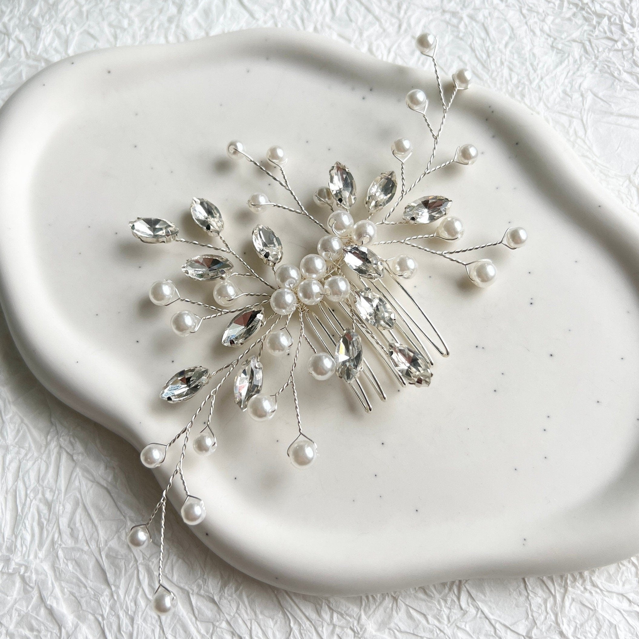 Braut Haarschmuck, Haarkamm, Perlen und Strasssteine, Silber, Weiß, Hochzeit, hochwertiger-Brauthaarschmuck-Schmuckblüte