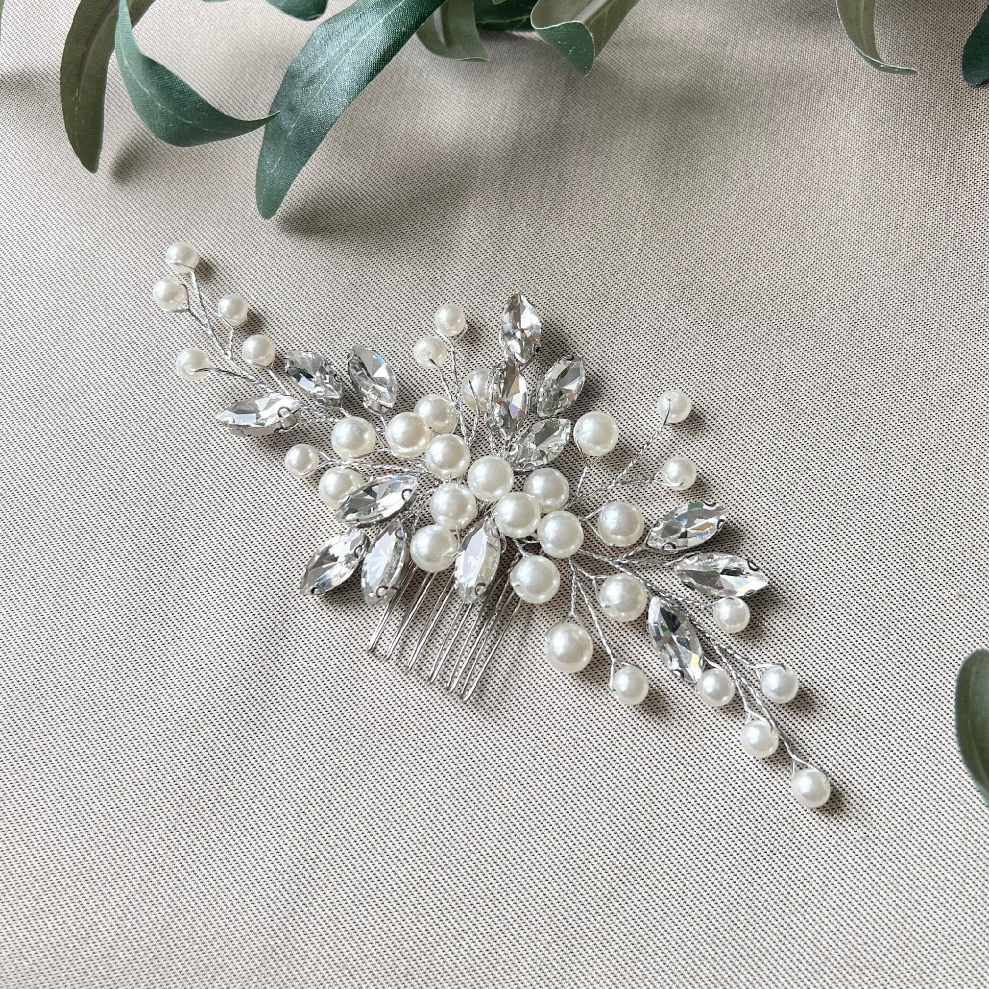 Braut Haarschmuck, Haarkamm, Perlen und Strasssteine, Silber, Weiß, Hochzeit, hochwertiger-Brauthaarschmuck-Schmuckblüte
