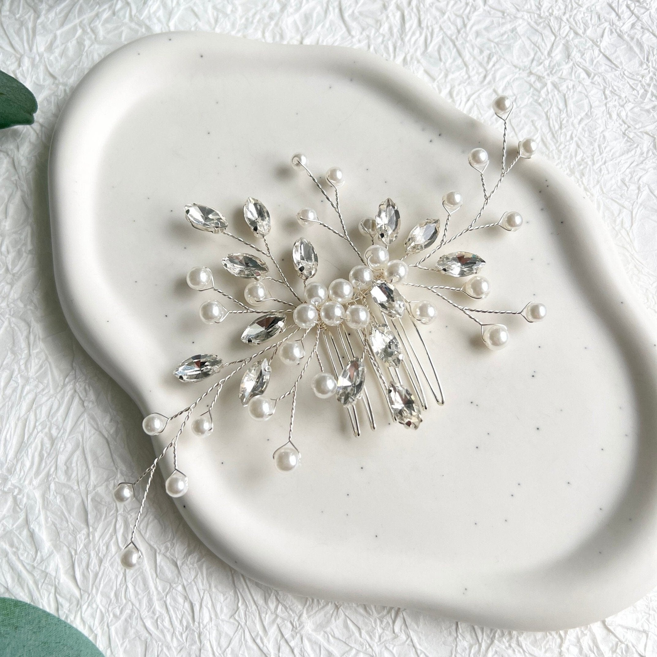 Braut Haarschmuck, Haarkamm, Perlen und Strasssteine, Silber, Weiß, Hochzeit, hochwertiger-Brauthaarschmuck-Schmuckblüte