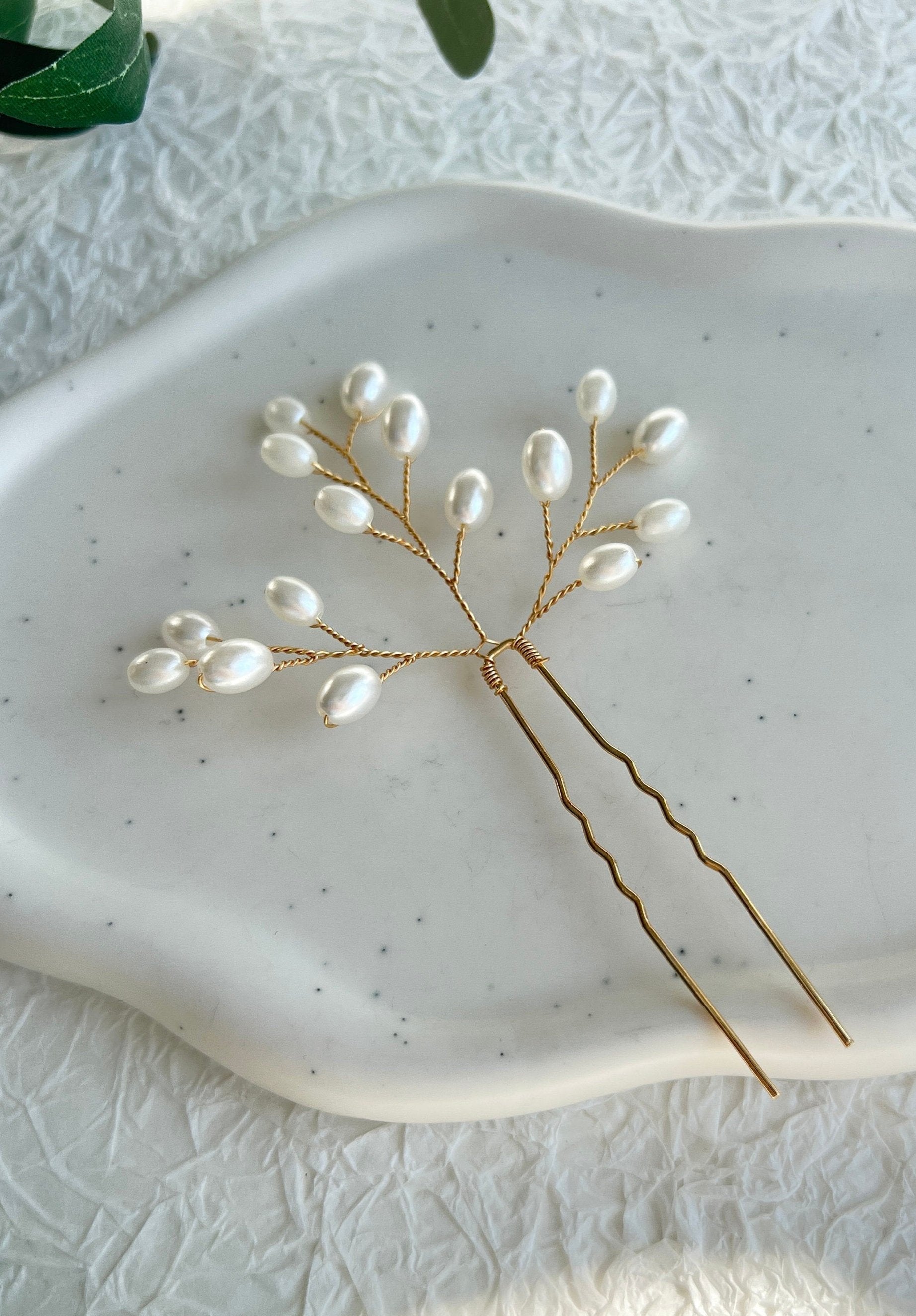 Braut Haarschmuck, Haarspange, Gold, Juwelierdraht, weiße Perlen, Haarnadel, Brautschmuck,-Brauthaarschmuck-Schmuckblüte