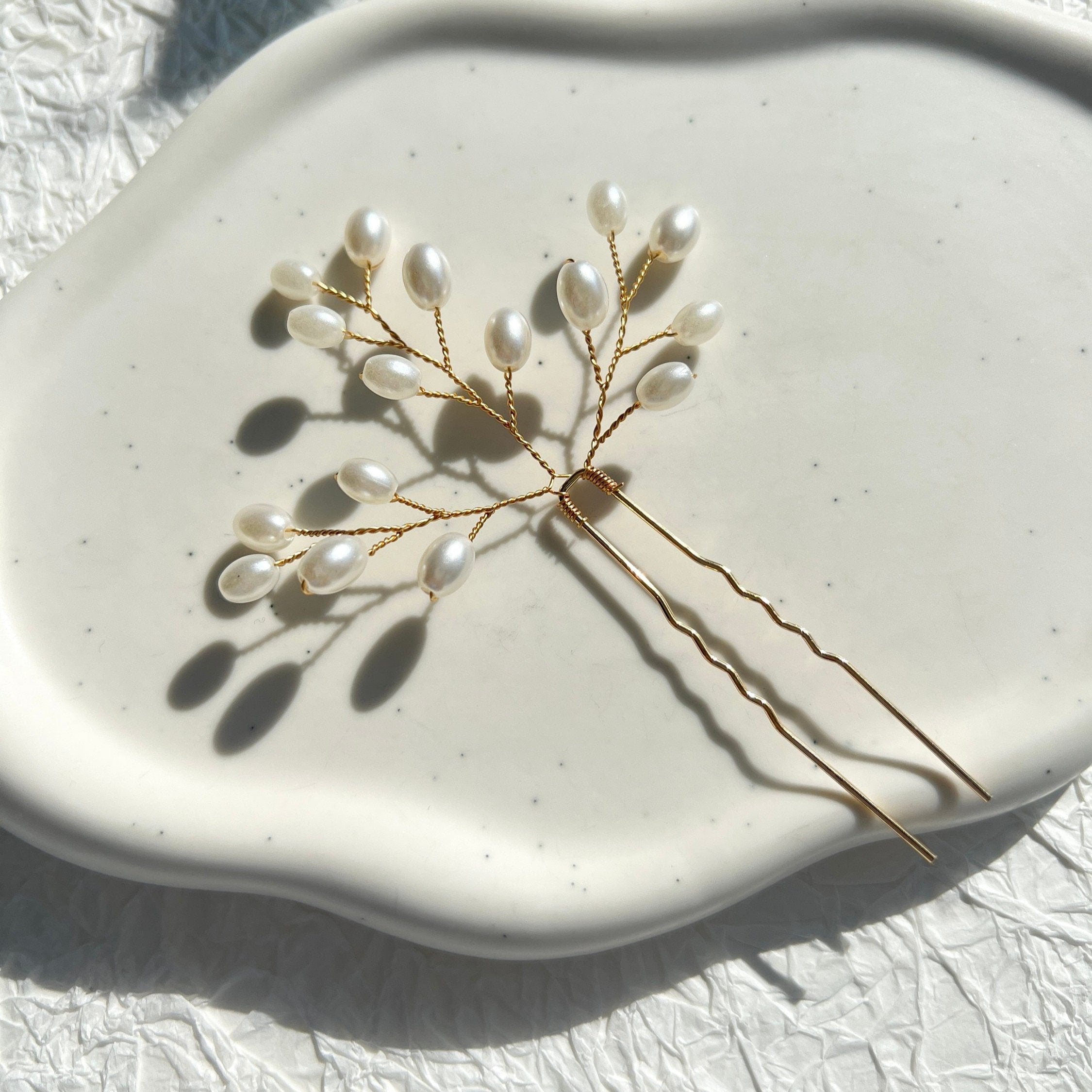 Braut Haarschmuck, Haarspange, Gold, Juwelierdraht, weiße Perlen, Haarnadel, Brautschmuck,-Brauthaarschmuck-Schmuckblüte