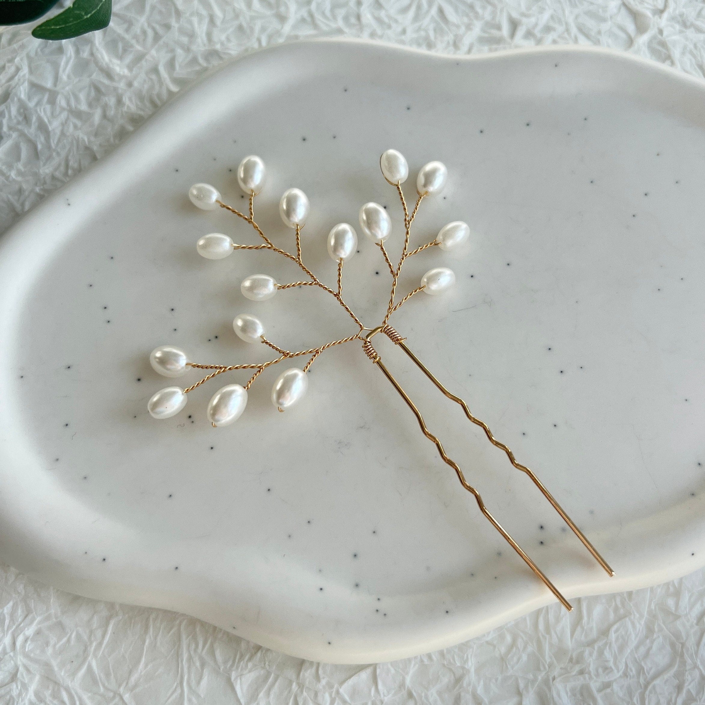 Braut Haarschmuck, Haarspange, Gold, Juwelierdraht, weiße Perlen, Haarnadel, Brautschmuck,-Brauthaarschmuck-Schmuckblüte