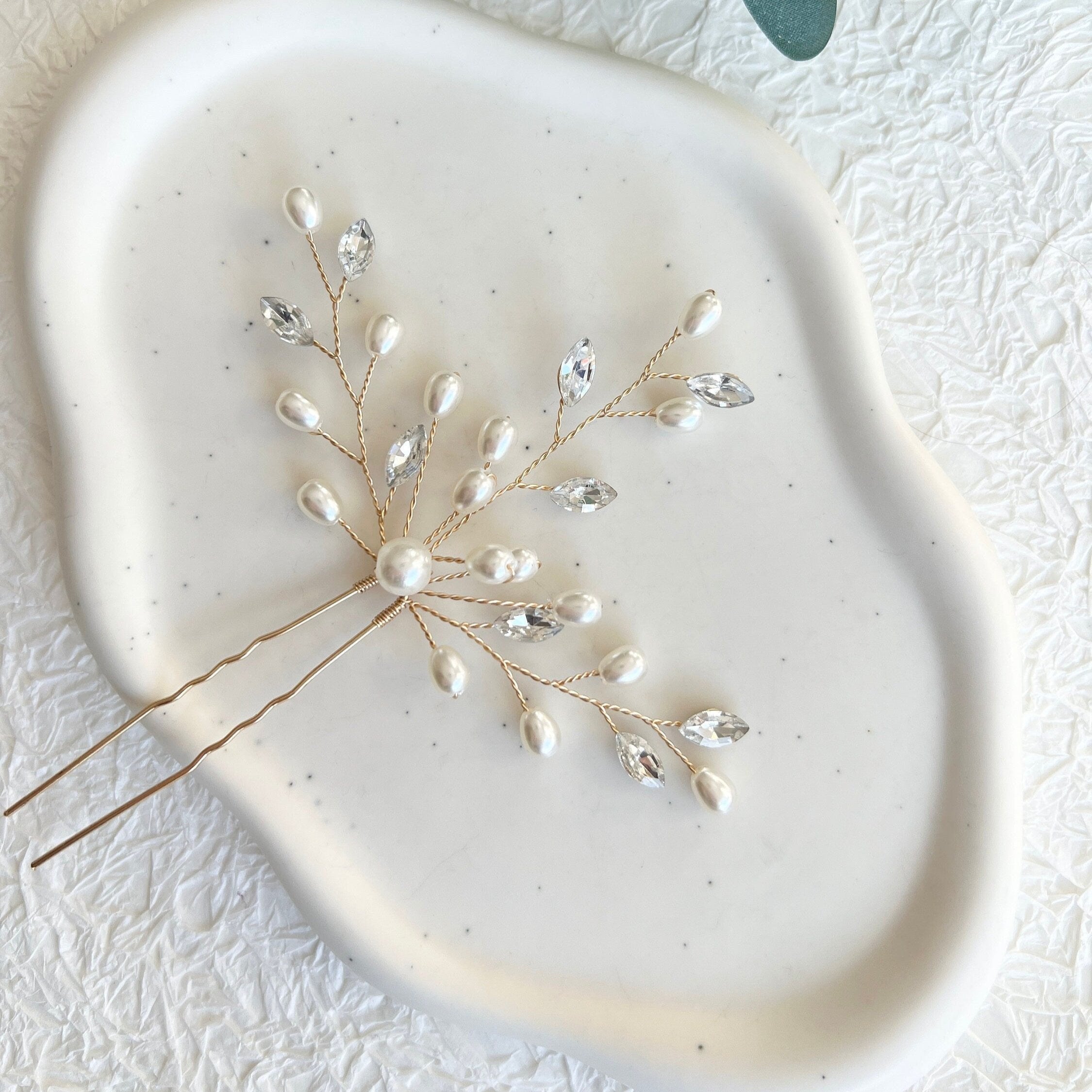 Braut Haarschmuck, Haarspange, Gold, weiße Perlen und Strass Steine, Haarnadeln, Brautschmuck,-Brauthaarschmuck-Schmuckblüte