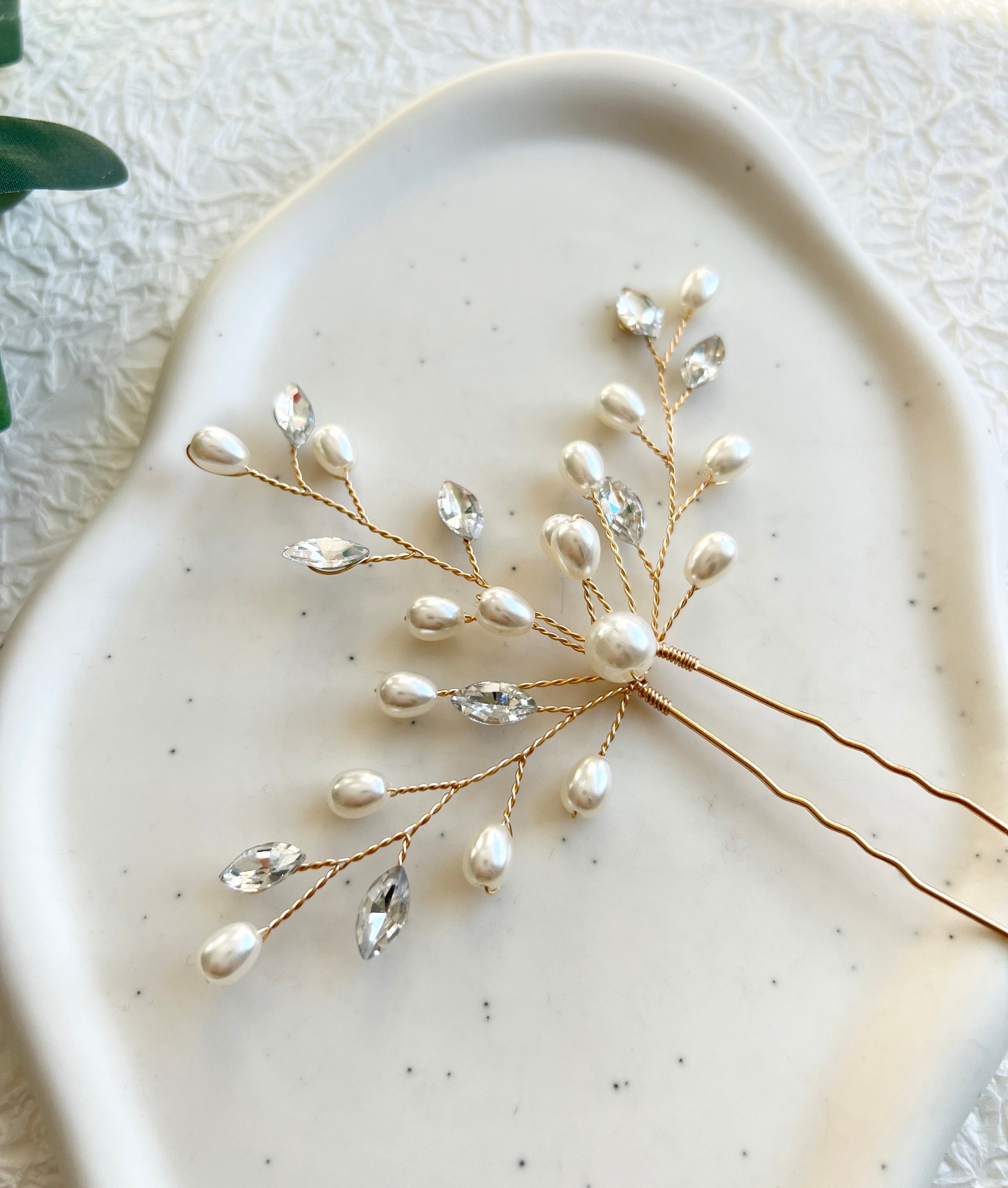Braut Haarschmuck, Haarspange, Gold, weiße Perlen und Strass Steine, Haarnadeln, Brautschmuck,-Brauthaarschmuck-Schmuckblüte