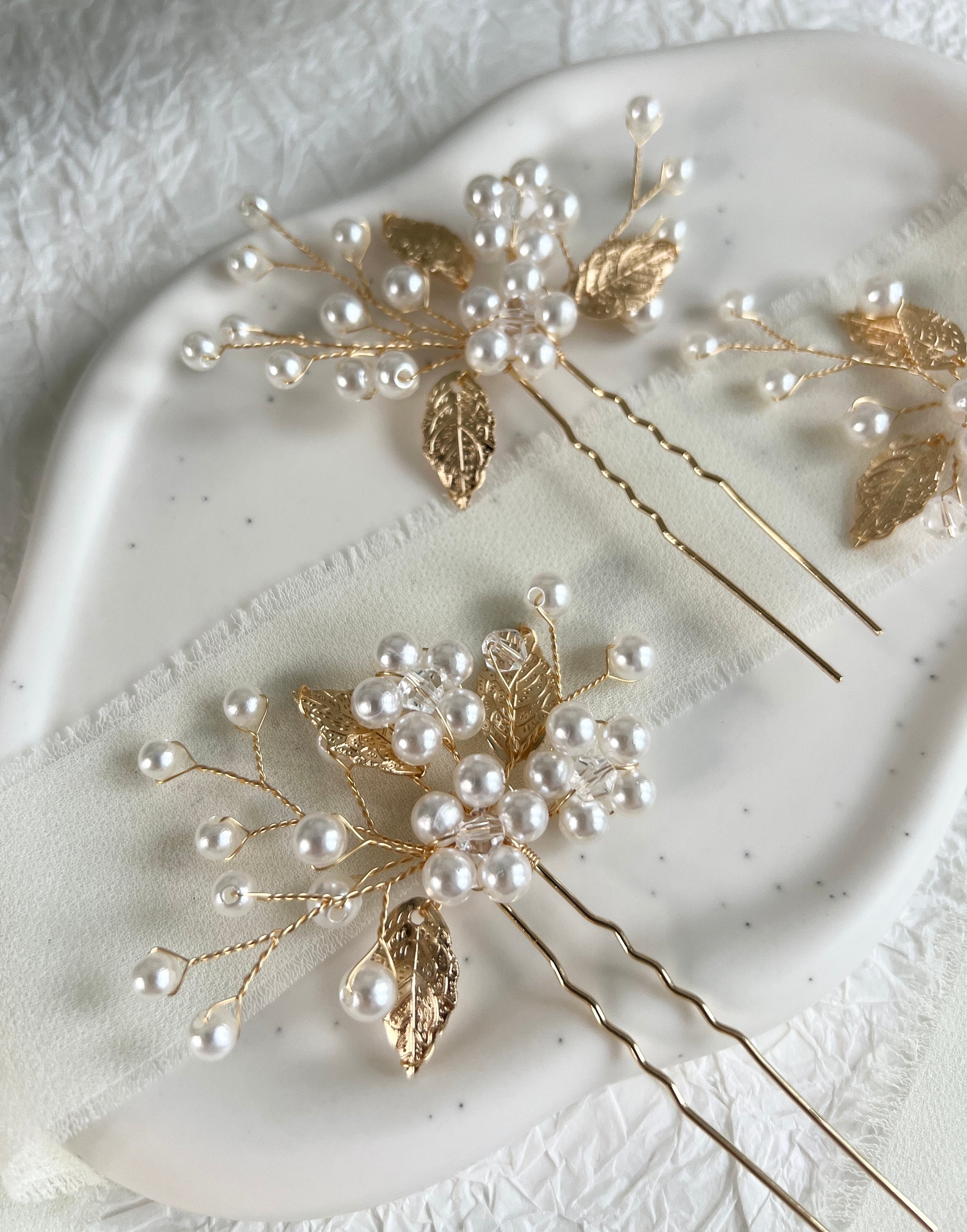 Braut Haarschmuck, Haarspange, gold und weiß, Perlen, Blätter, Hochzeit, hochwertiger-Brauthaarschmuck-Schmuckblüte