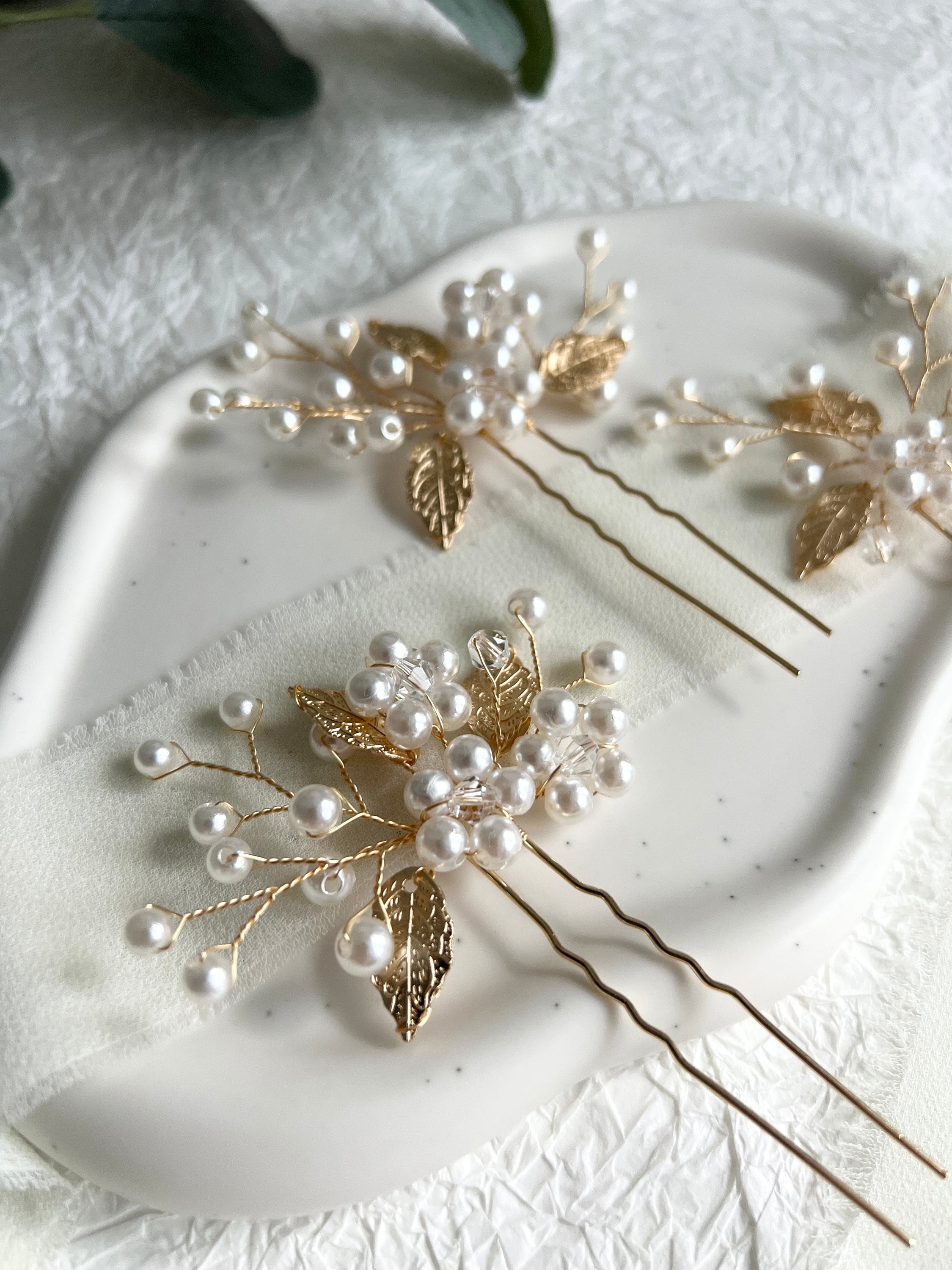 Braut Haarschmuck, Haarspange, gold und weiß, Perlen, Blätter, Hochzeit, hochwertiger-Brauthaarschmuck-Schmuckblüte