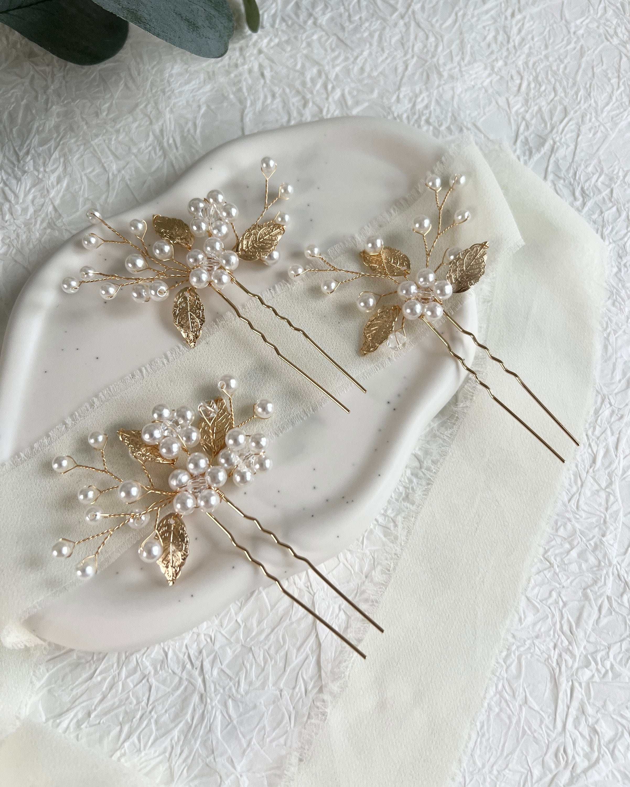 Braut Haarschmuck, Haarspange, gold und weiß, Perlen, Blätter, Hochzeit, hochwertiger-Brauthaarschmuck-Schmuckblüte