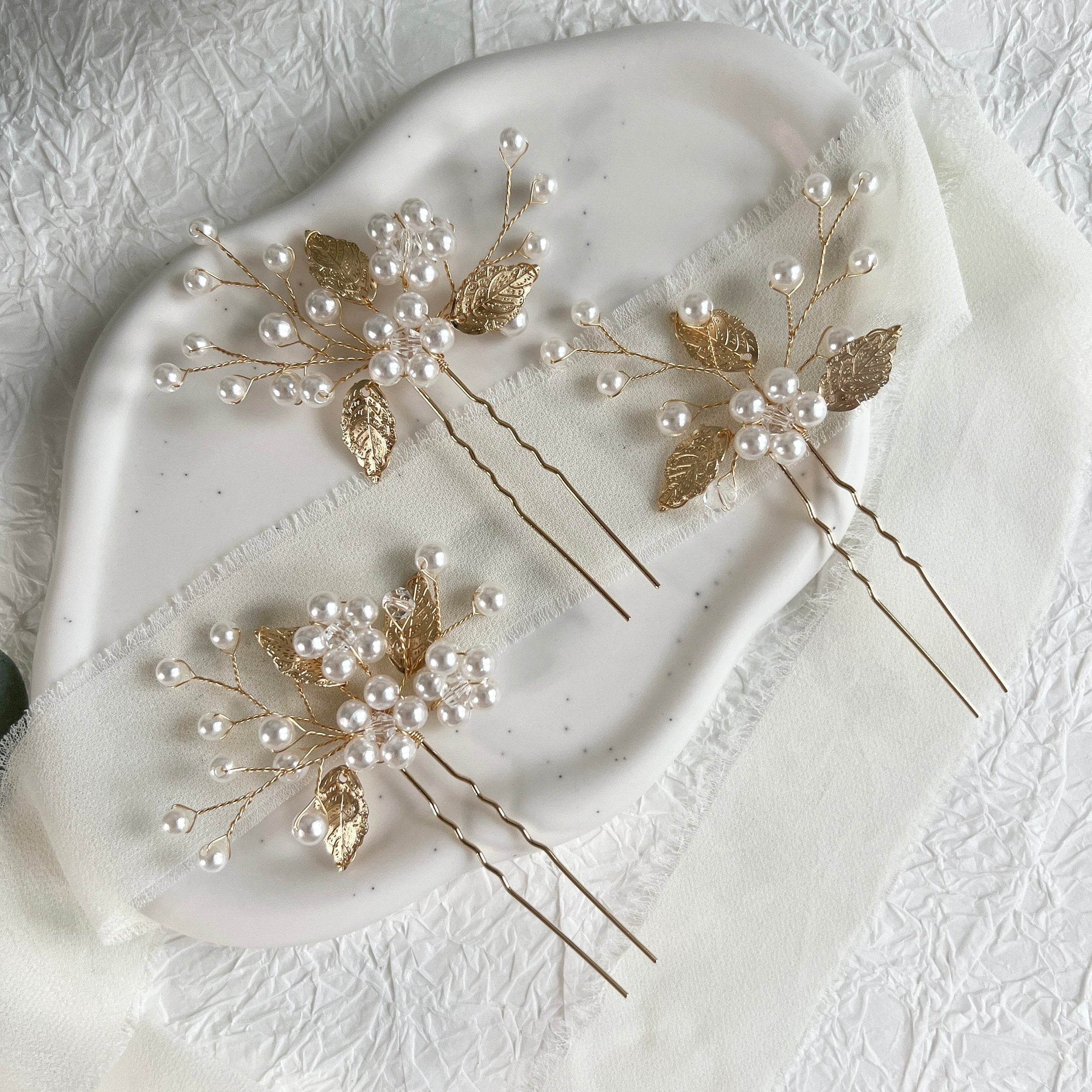 Braut Haarschmuck, Haarspange, gold und weiß, Perlen, Blätter, Hochzeit, hochwertiger-Brauthaarschmuck-Schmuckblüte