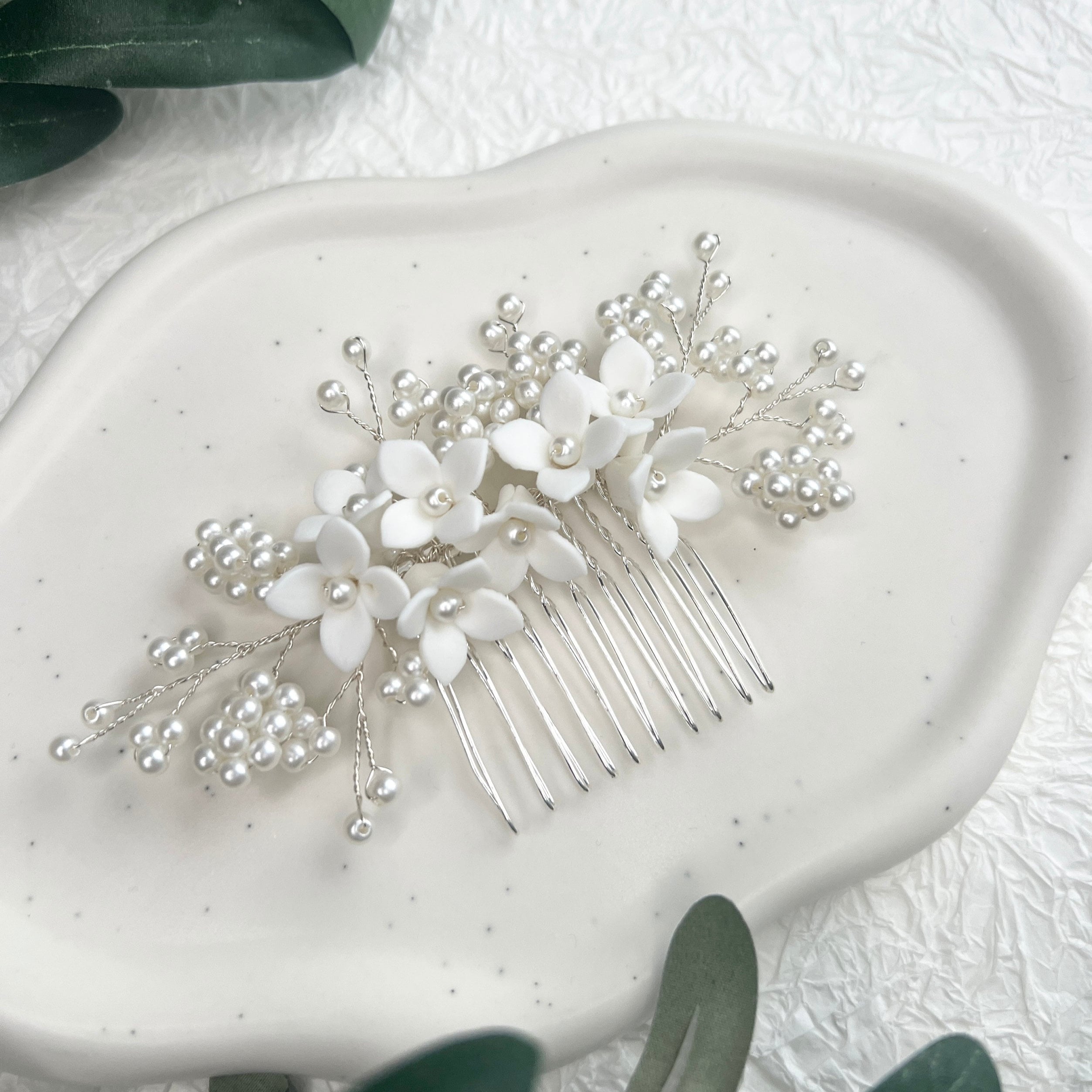 Braut Haarschmuck, Silber, weiße Perlen, Haarkamm mit Keramikblüten, hochwertiger Brautschmuck, Blumen, Schmuck Hochzeit, Standesamt, Haarschmuck
