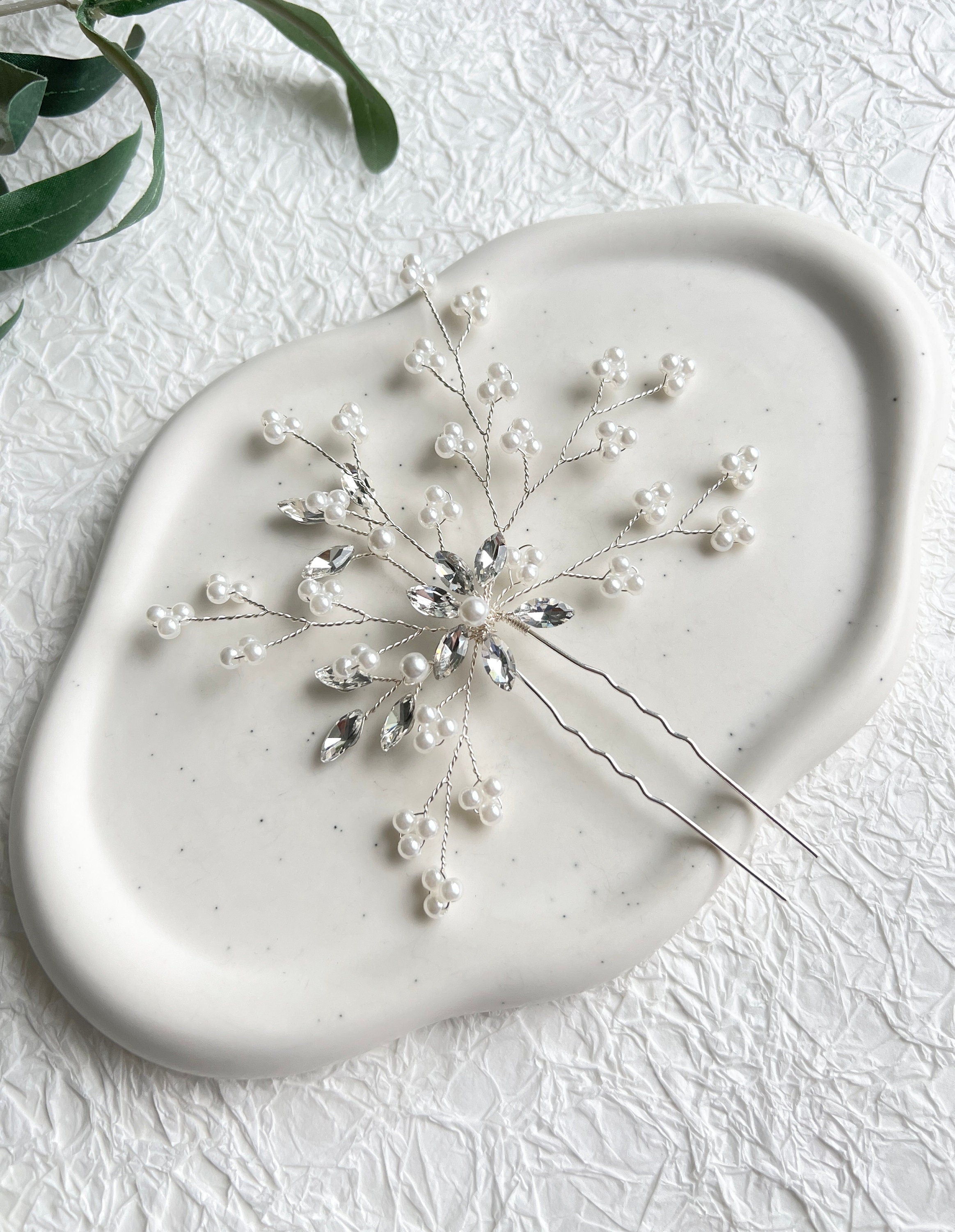 Braut Haarschmuck, Silber, Haarnadel, weiße Perlen und silberne Strasssteine, Brautschmuck,-Brauthaarschmuck-Schmuckblüte