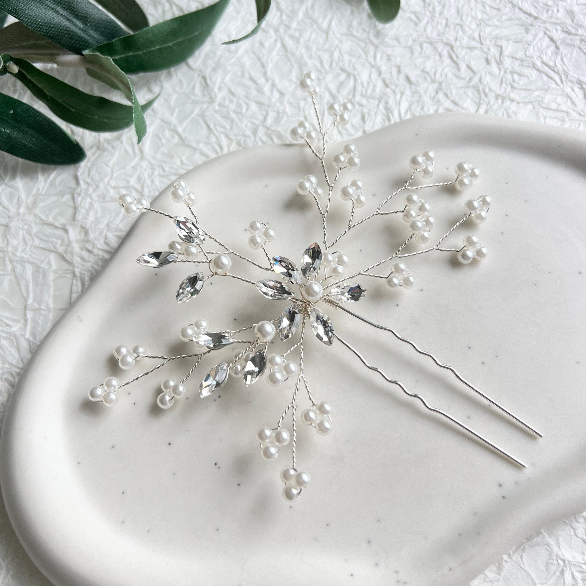 Braut Haarschmuck, Silber, Haarnadel, weiße Perlen und silberne Strasssteine, Brautschmuck,-Brauthaarschmuck-Schmuckblüte