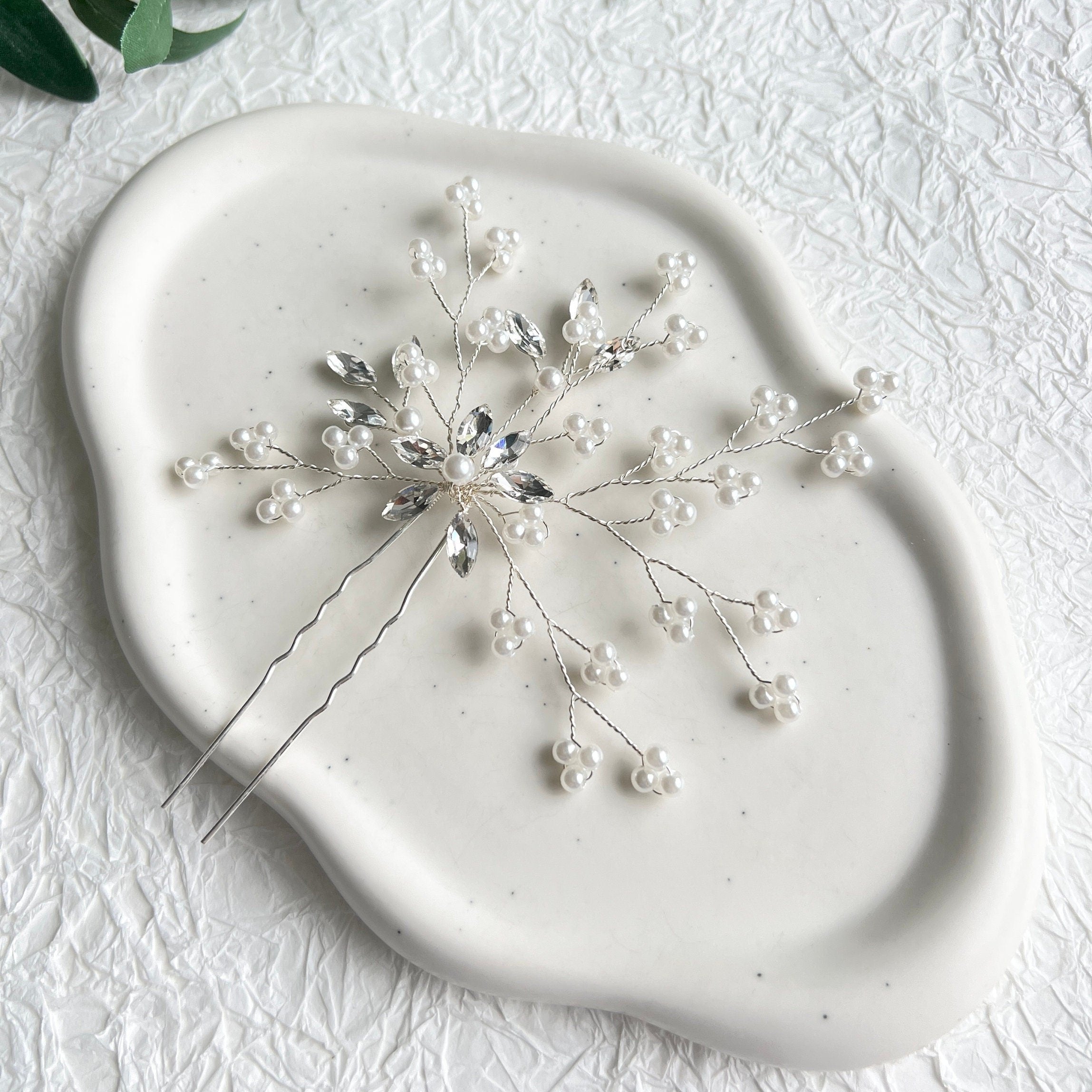 Braut Haarschmuck, Silber, Haarnadel, weiße Perlen und silberne Strasssteine, Brautschmuck,-Brauthaarschmuck-Schmuckblüte