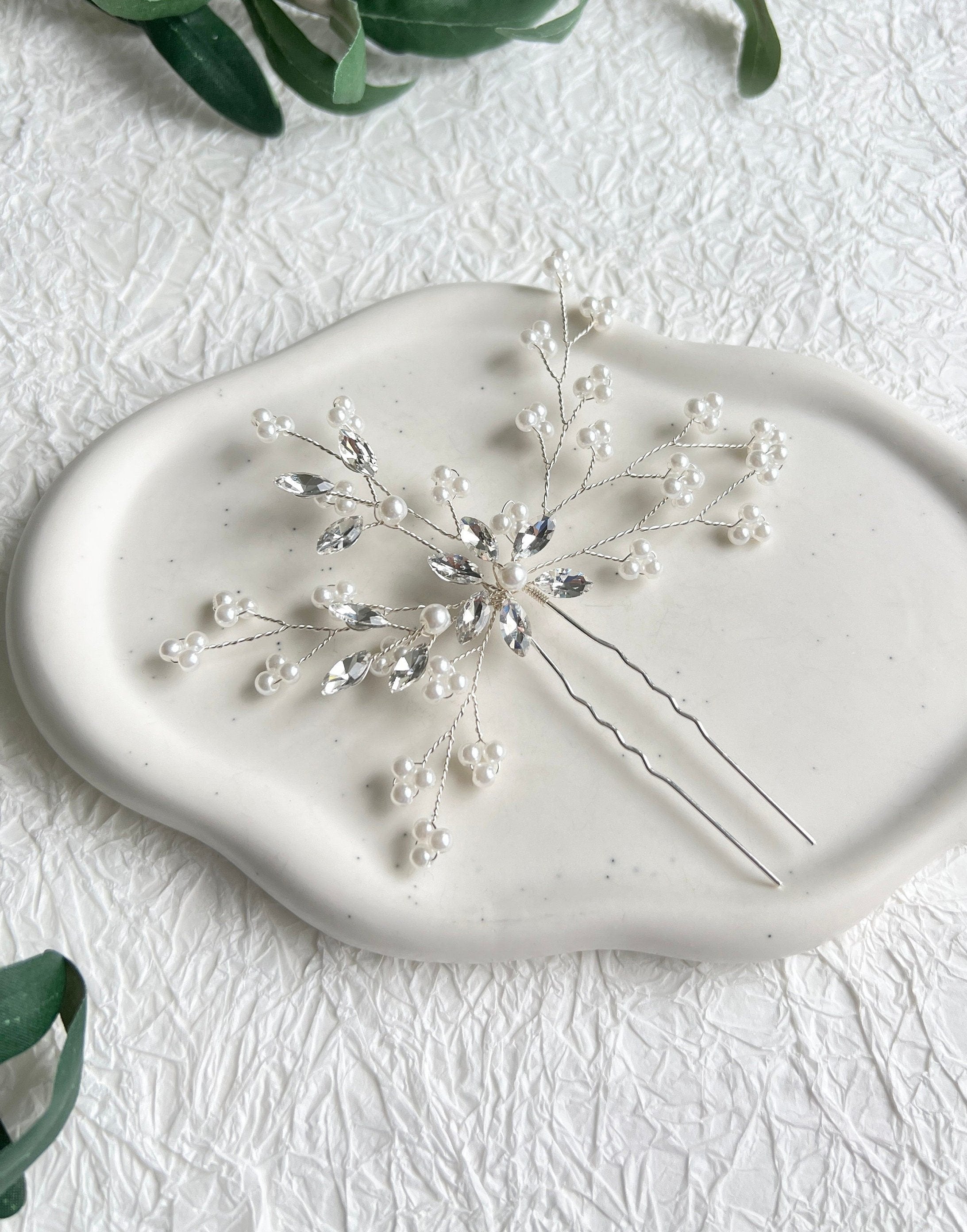 Braut Haarschmuck, Silber, Haarnadel, weiße Perlen und silberne Strasssteine, Brautschmuck,-Brauthaarschmuck-Schmuckblüte