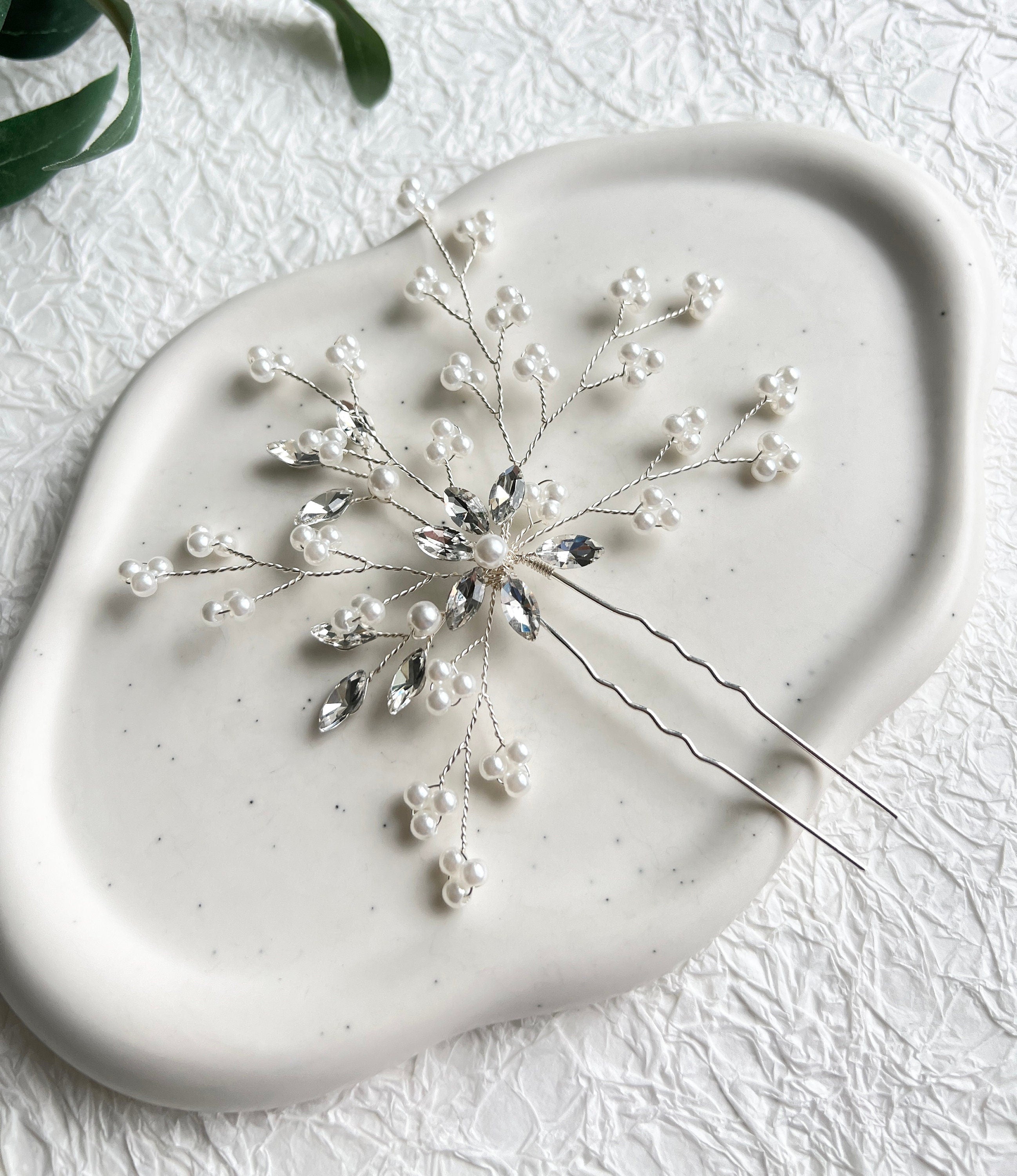 Braut Haarschmuck, Silber, Haarnadel, weiße Perlen und silberne Strasssteine, Brautschmuck,-Brauthaarschmuck-Schmuckblüte