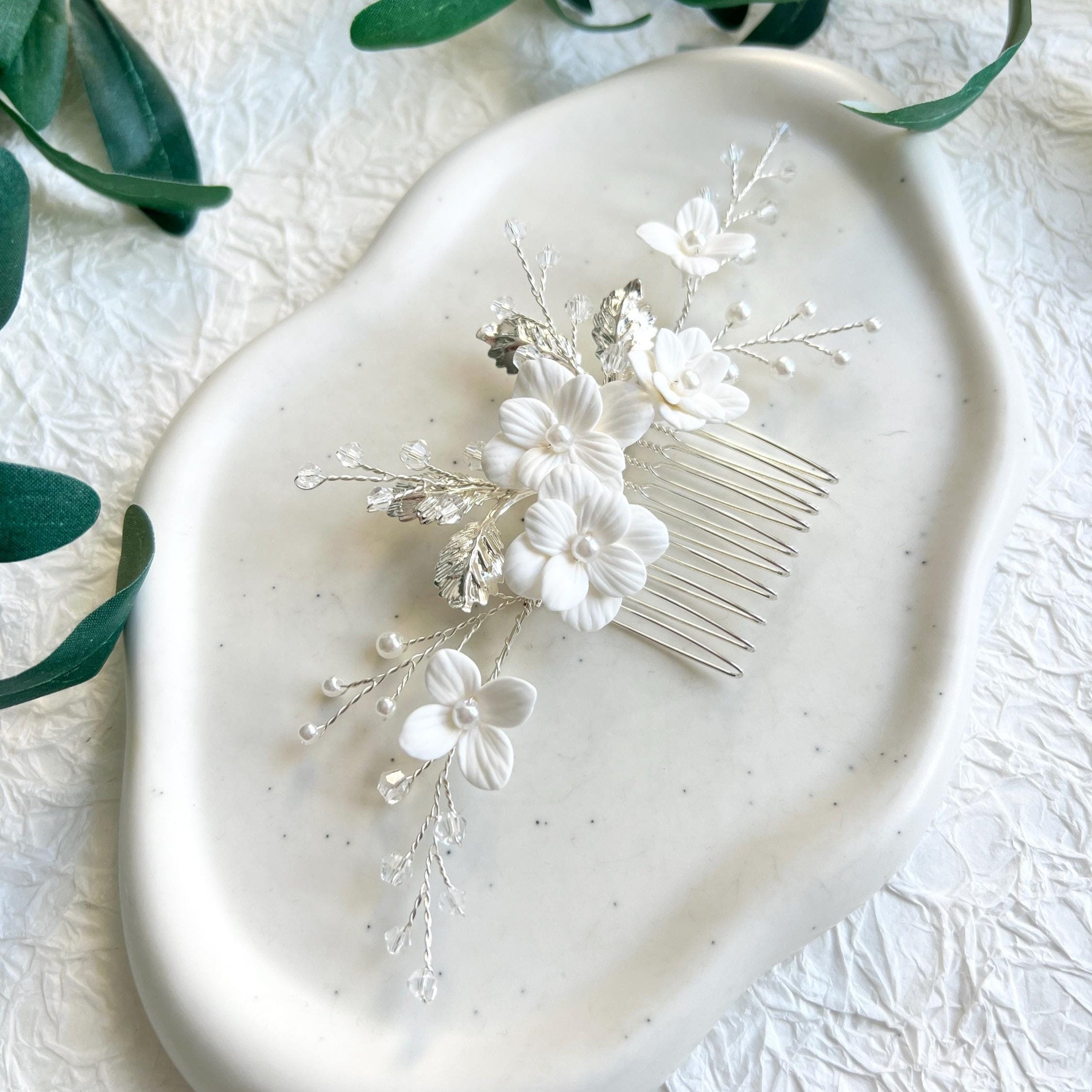 Haarkamm, Weiße Blüten, silberne Blätter, Haarschmuck, Brautschmuck Perlen