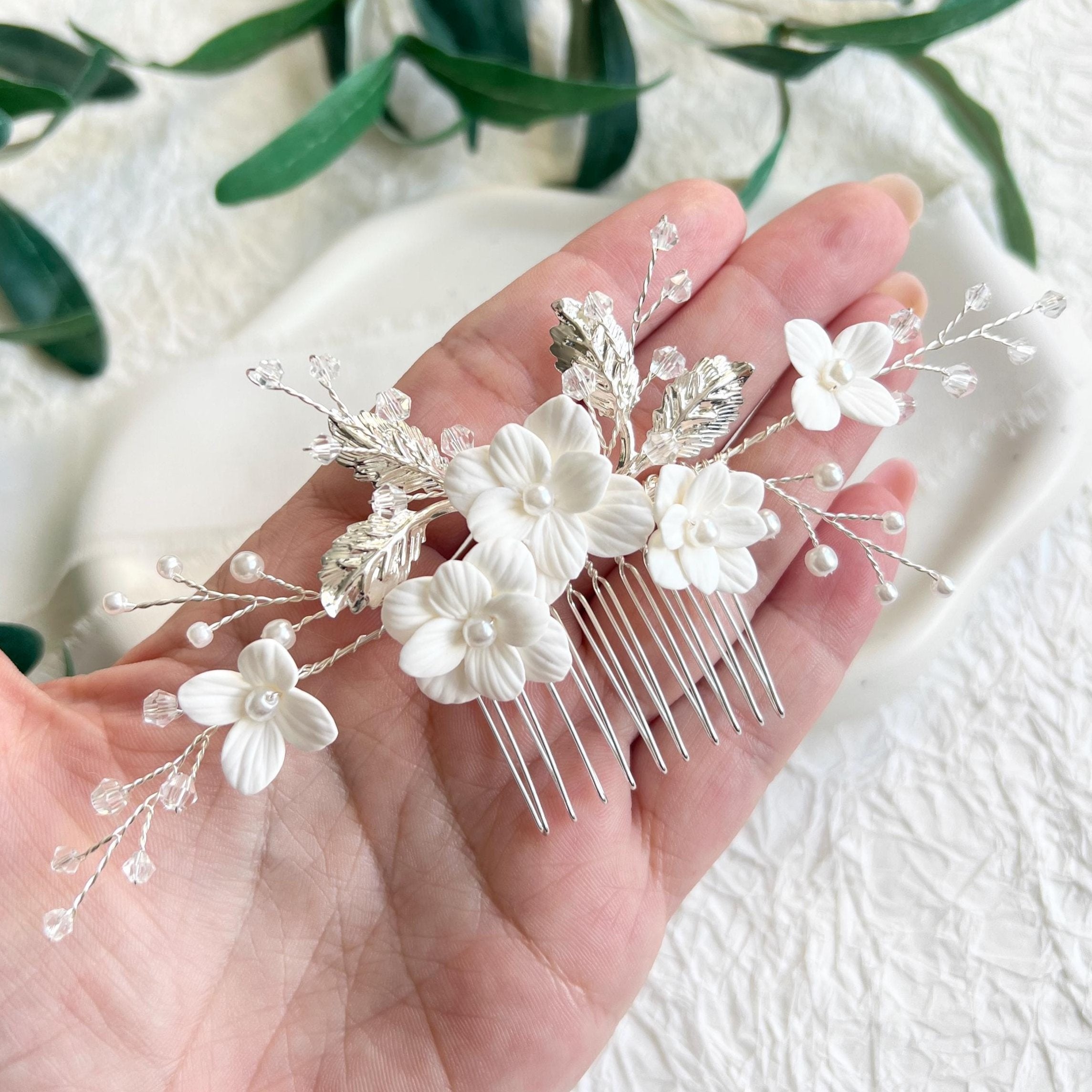 Haarkamm, Weiße Blüten, silberne Blätter, Haarschmuck, Brautschmuck Perlen