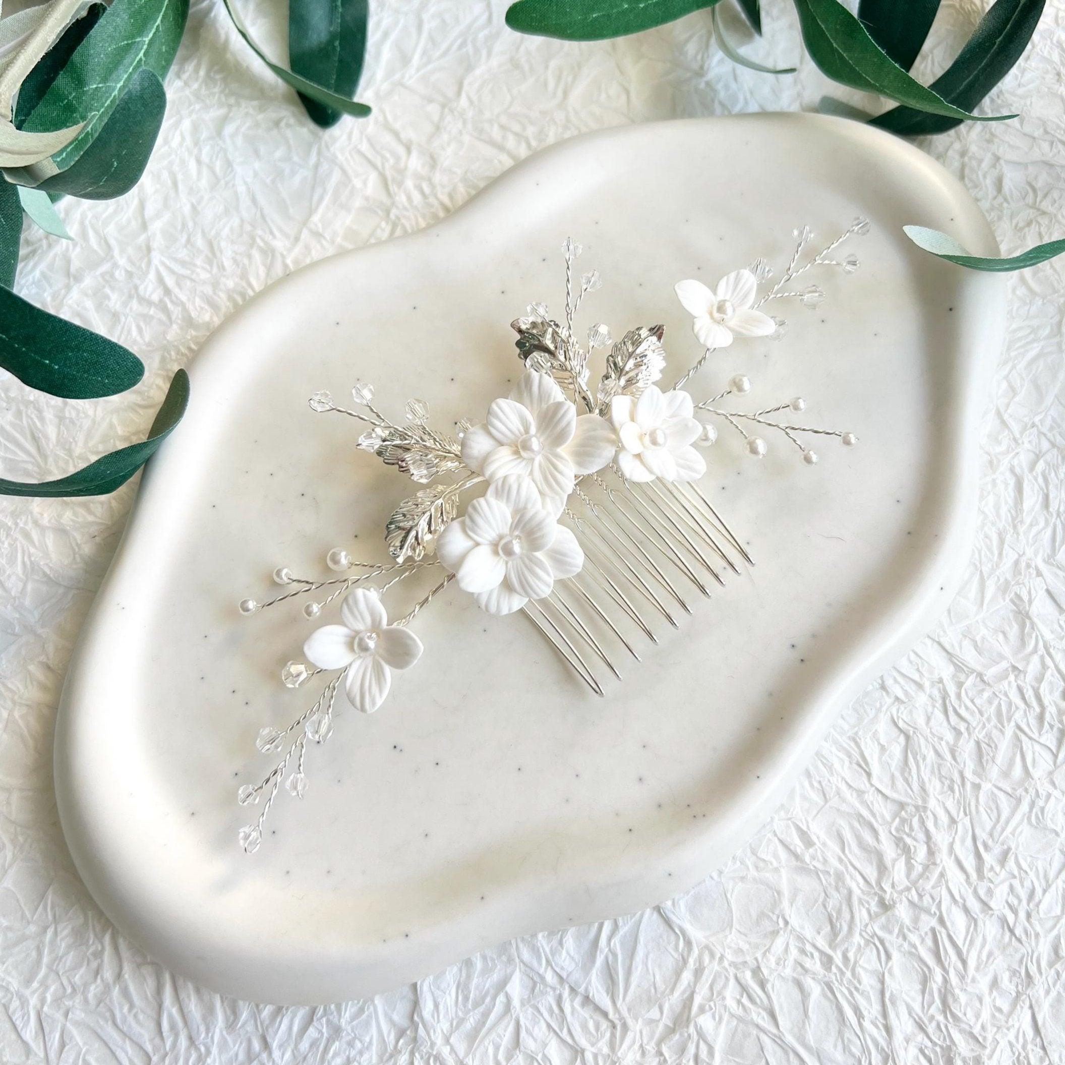 Haarkamm, Weiße Blüten, silberne Blätter, Haarschmuck, Brautschmuck Perlen