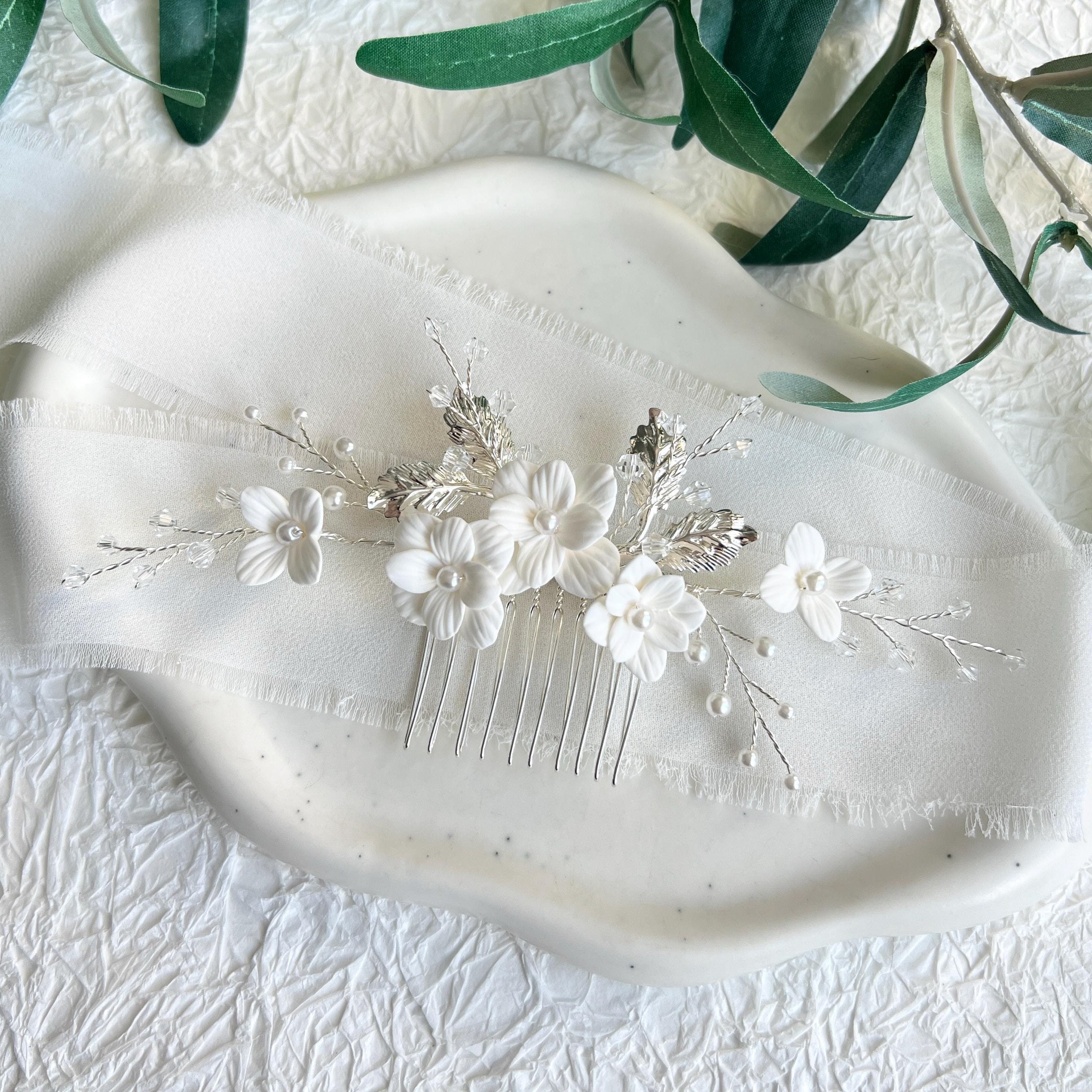 Haarkamm, Weiße Blüten, silberne Blätter, Haarschmuck, Brautschmuck Perlen