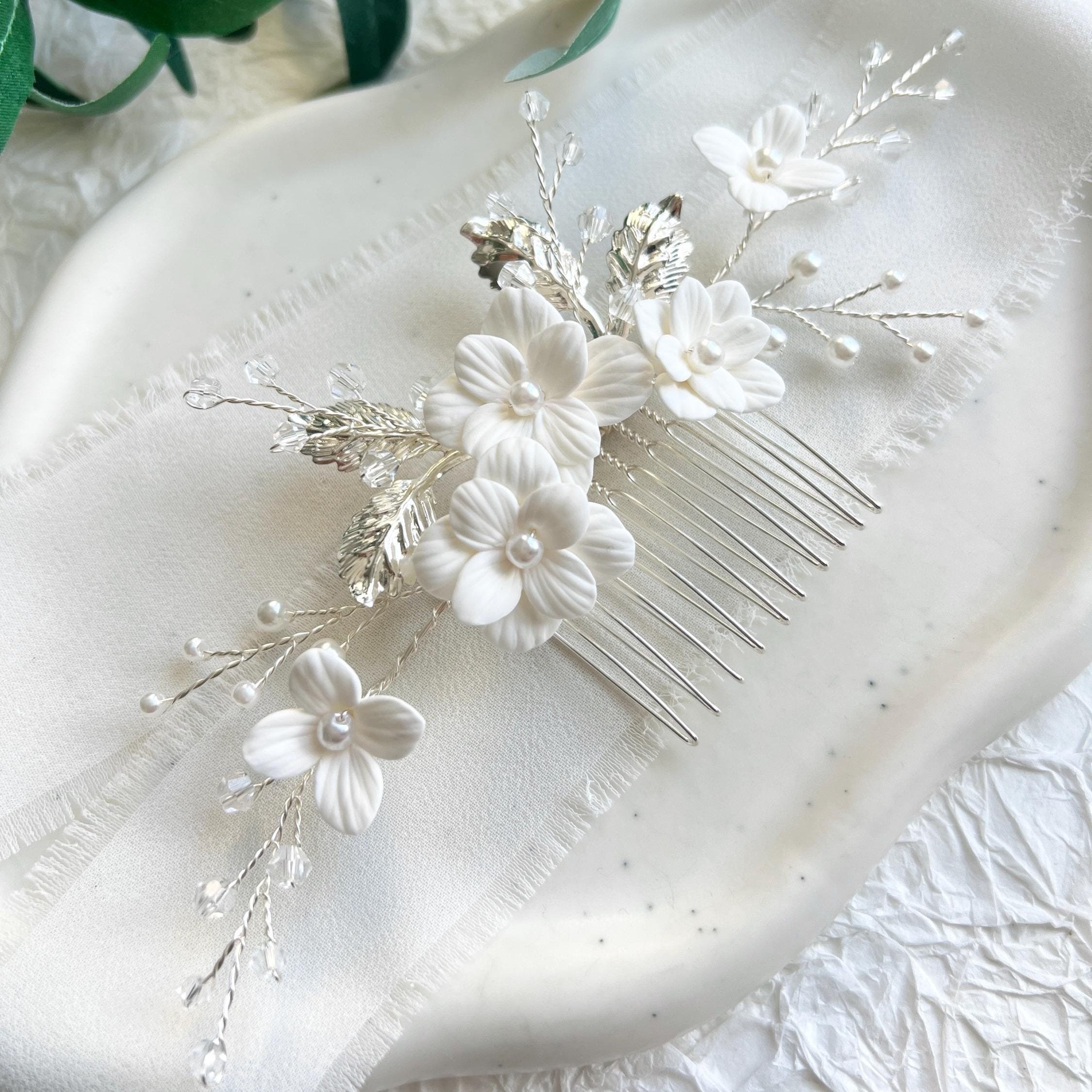 Haarkamm, Weiße Blüten, silberne Blätter, Haarschmuck, Brautschmuck Perlen