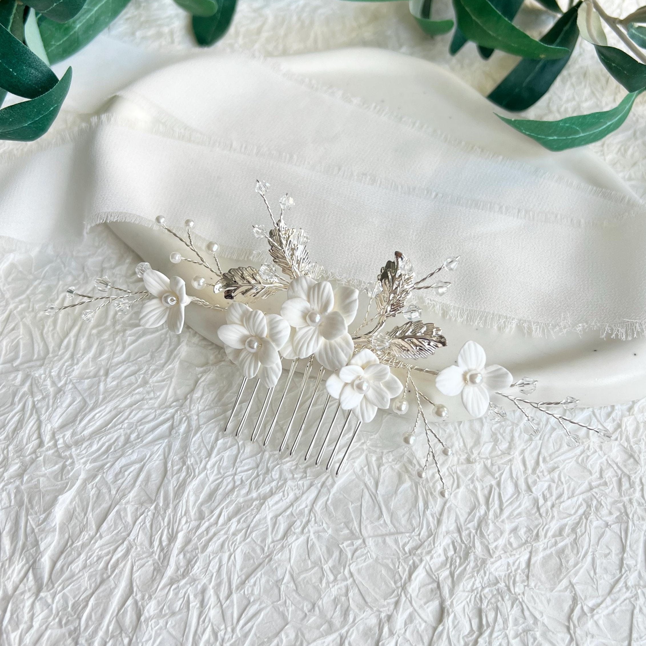 Haarkamm, Weiße Blüten, silberne Blätter, Haarschmuck, Brautschmuck Perlen