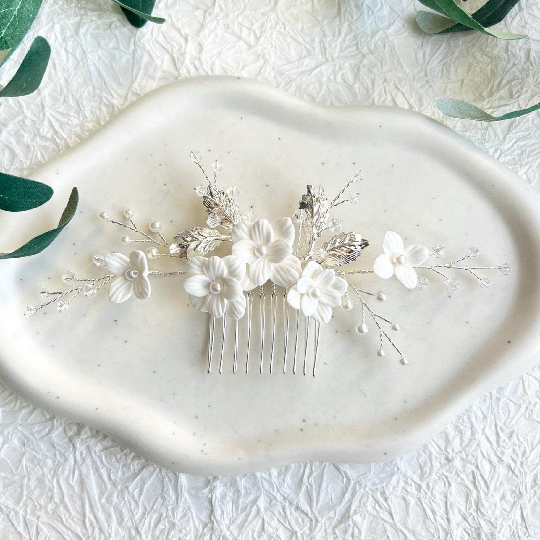 Haarkamm, Weiße Blüten, silberne Blätter, Haarschmuck, Brautschmuck Perlen