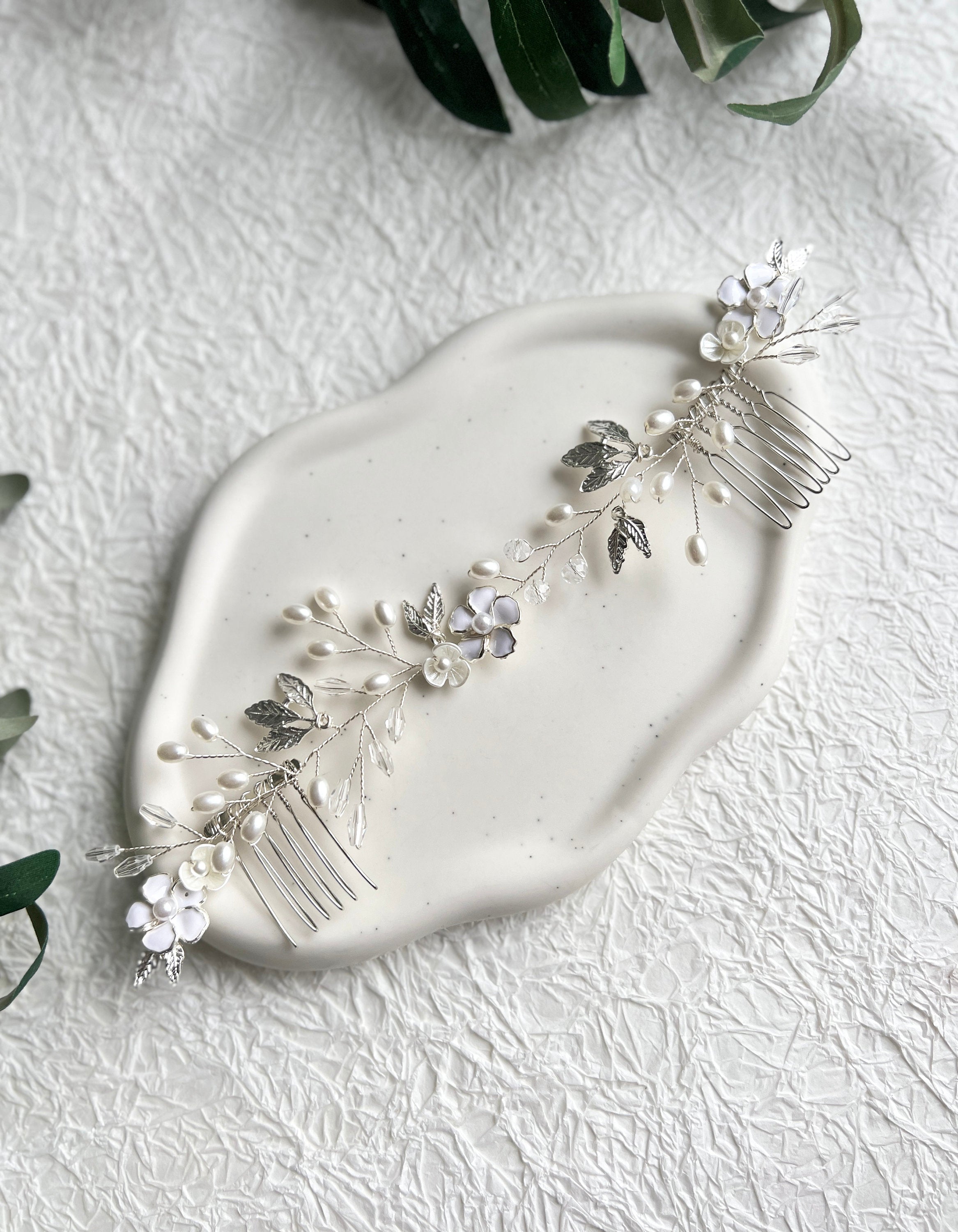 Braut Haarschmuck, Silber mit Perlen, zarte Blätter, Brautschmuck, Haarkamm Blüten, weiße Blumen,-Brauthaarschmuck-Schmuckblüte