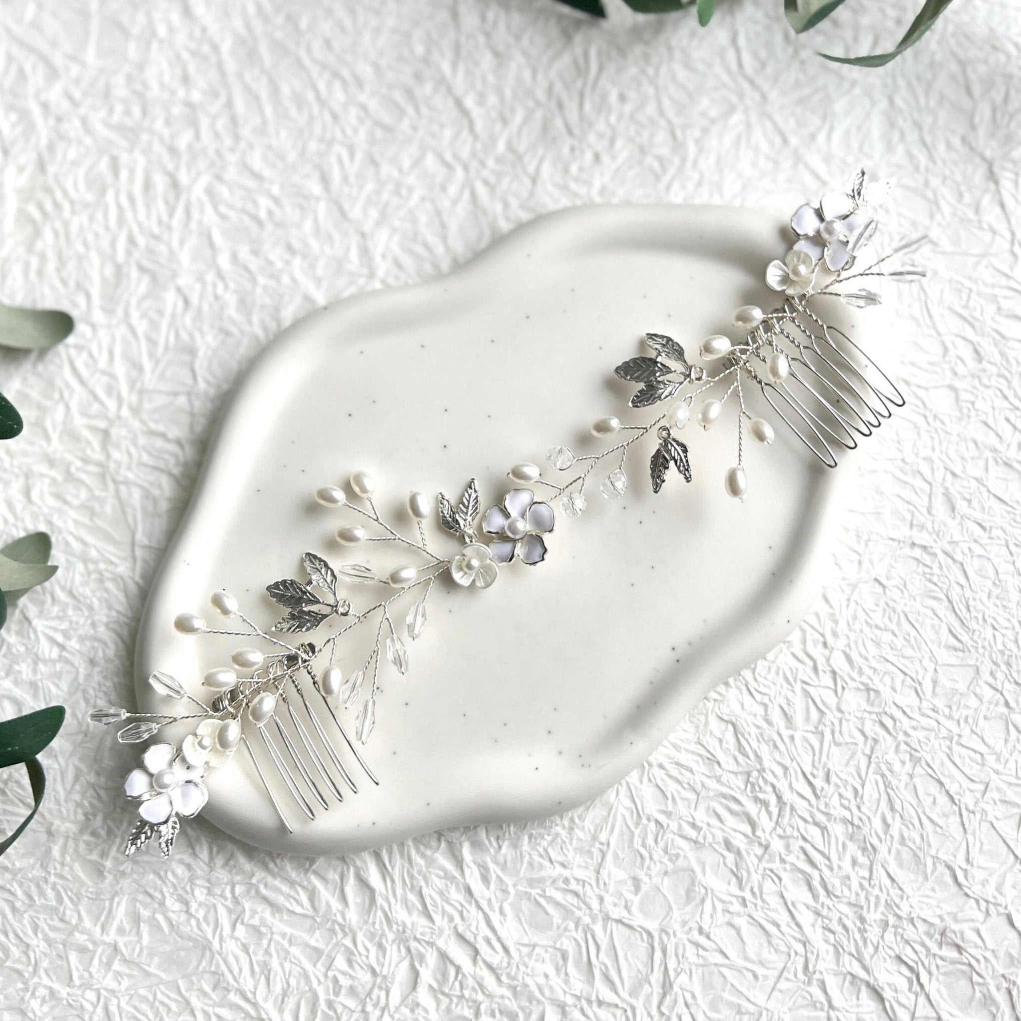 Braut Haarschmuck, Silber mit Perlen, zarte Blätter, Brautschmuck, Haarkamm Blüten, weiße Blumen,-Brauthaarschmuck-Schmuckblüte