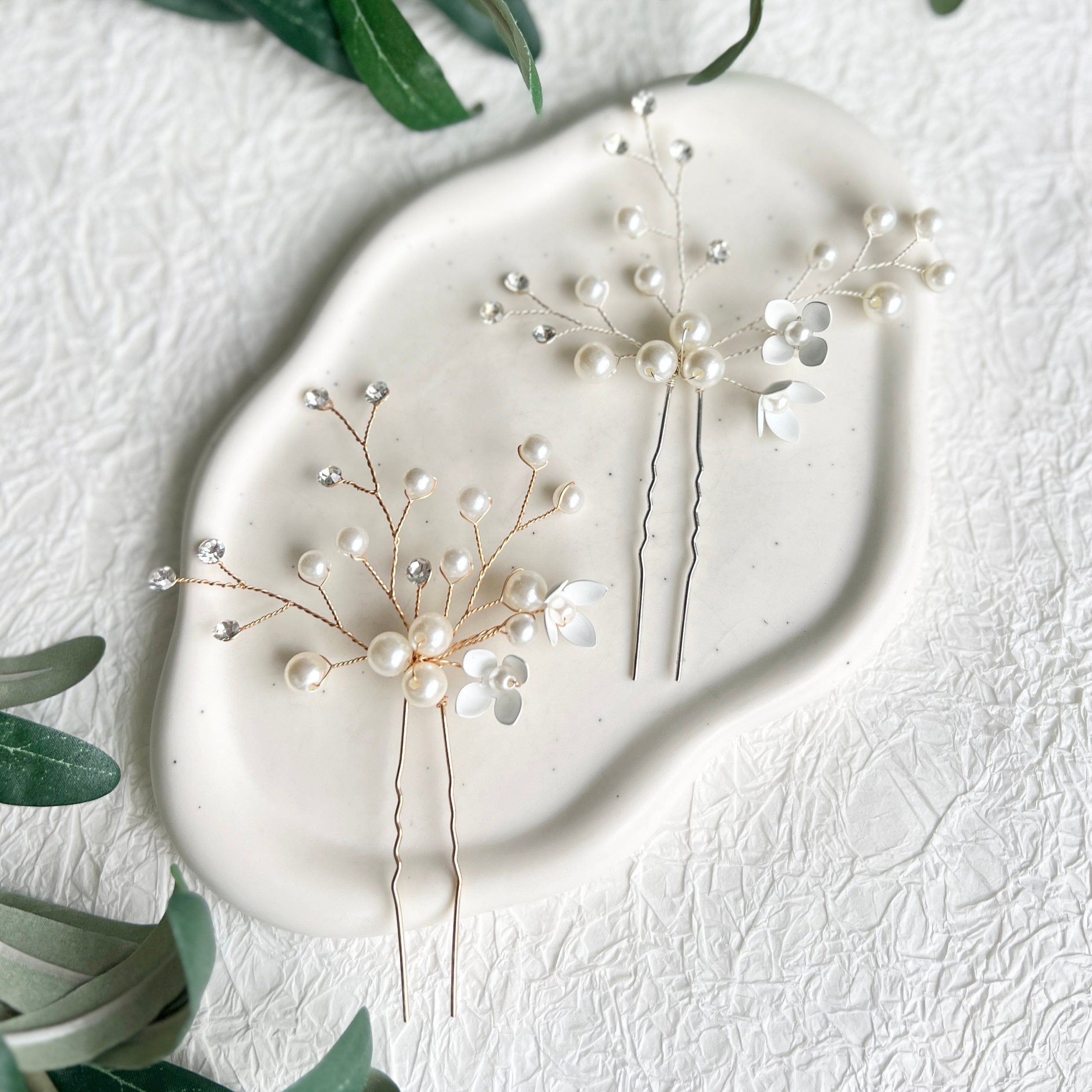 Braut Haarschmuck, Silber oder Gold, Haarnadel, weiße Perlen und Strasssteine, - Silber-Brauthaarschmuck-Schmuckblüte