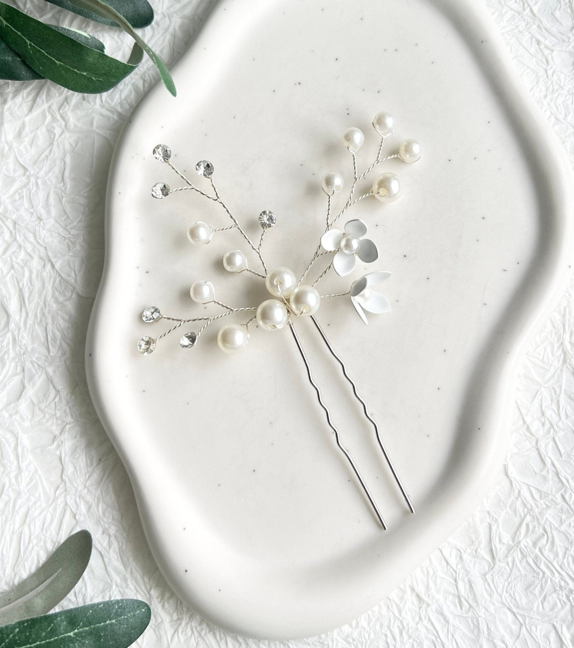 Braut Haarschmuck, Silber oder Gold, Haarnadel, weiße Perlen und Strasssteine, - Silber-Brauthaarschmuck-Schmuckblüte