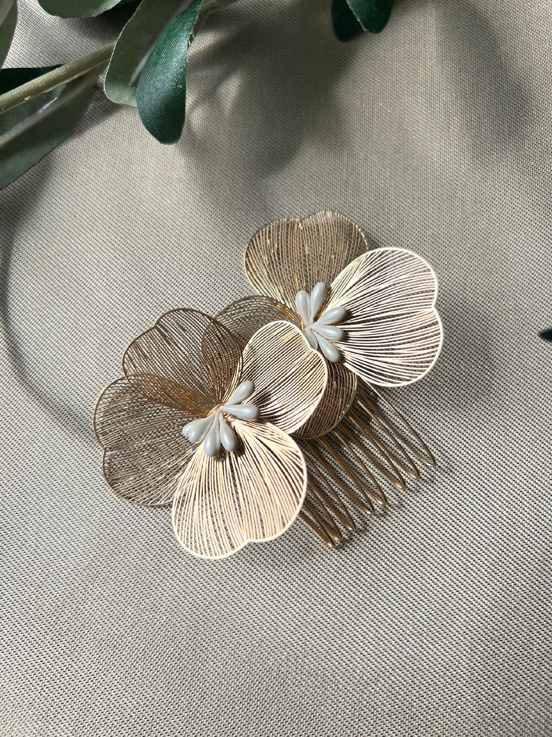 Braut Haarschmuck, Silber und Roségold, Haarkamm, filigraner Schmuck, Blumen Hochzeit, - Roségold-Brauthaarschmuck-Schmuckblüte