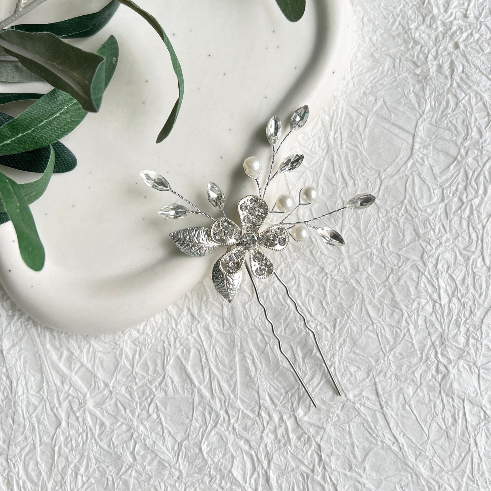 Braut Haarschmuck, Silber, weiße Perlen, silberne Blume, Strass, Haarspange, Hochzeit Schmuck,-Brauthaarschmuck-Schmuckblüte