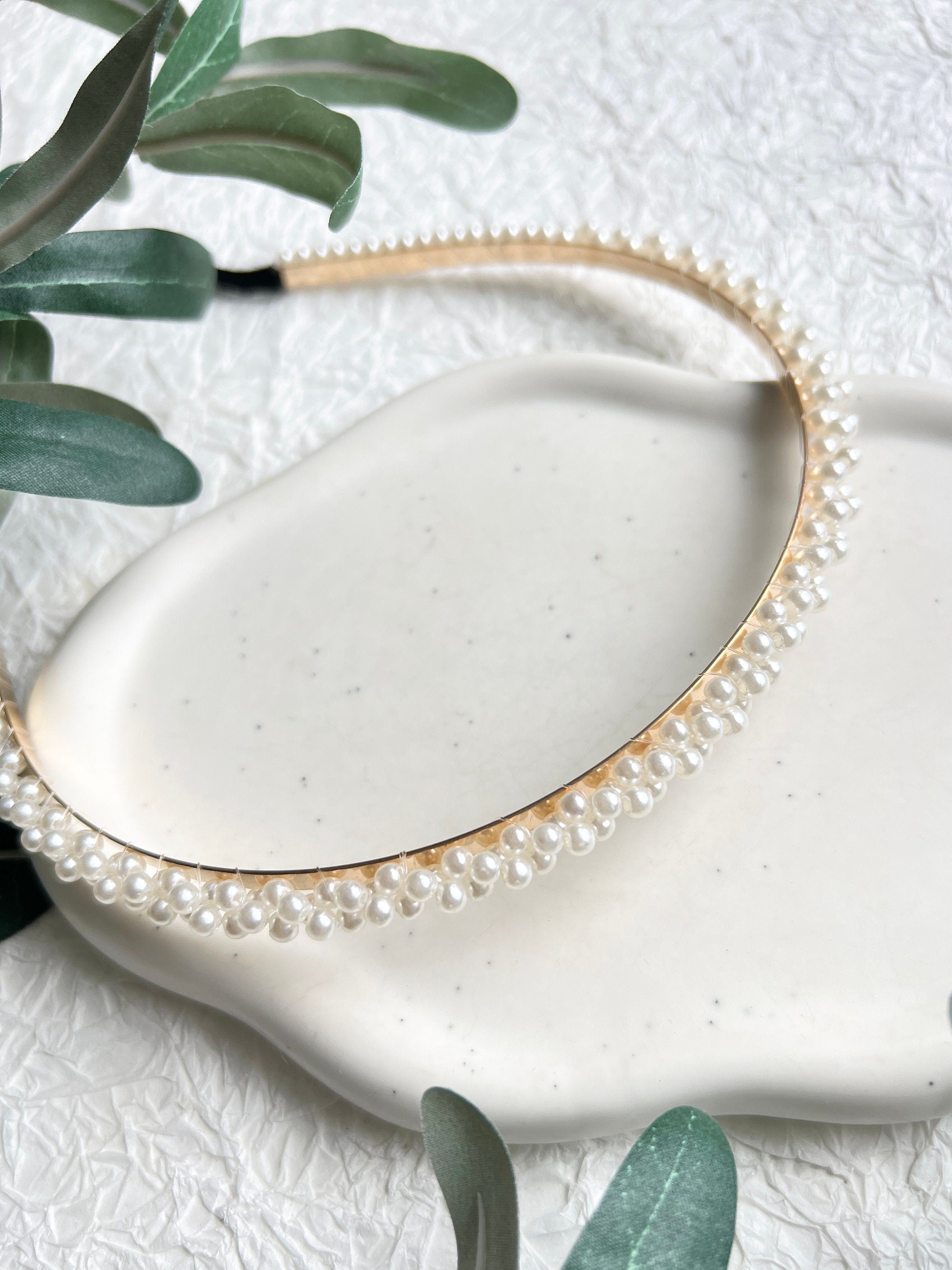 Feiner schmaler Perlenhaarreif, Haarreif mit eleganten zarten Perlen, goldene Details, Brauthaarschmuck, Haarschmuck für die Hochzeit, Standesamt, moderner Perlenschmuck, Brautfrisur, Schmuck, Braut