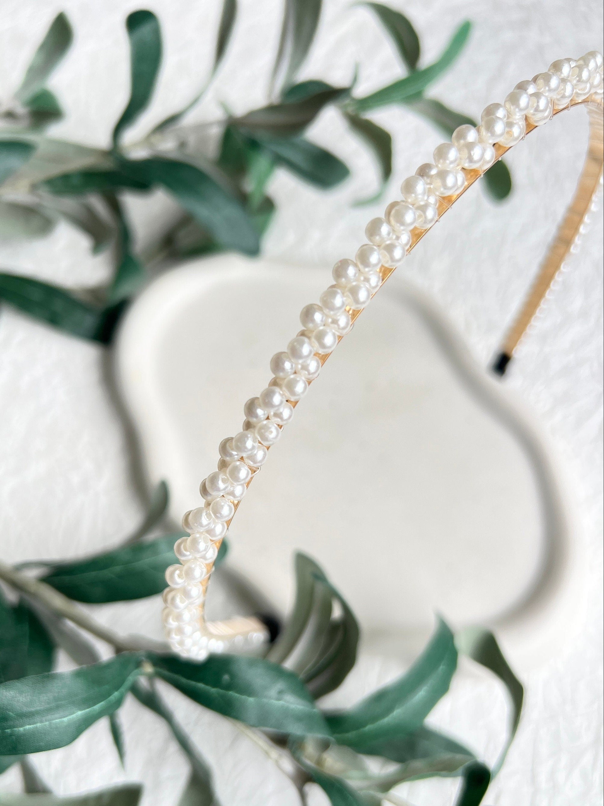 Feiner schmaler Perlenhaarreif, Haarreif mit eleganten zarten Perlen, goldene Details, Brauthaarschmuck, Haarschmuck für die Hochzeit, Standesamt, moderner Perlenschmuck, Brautfrisur, Schmuck, Braut