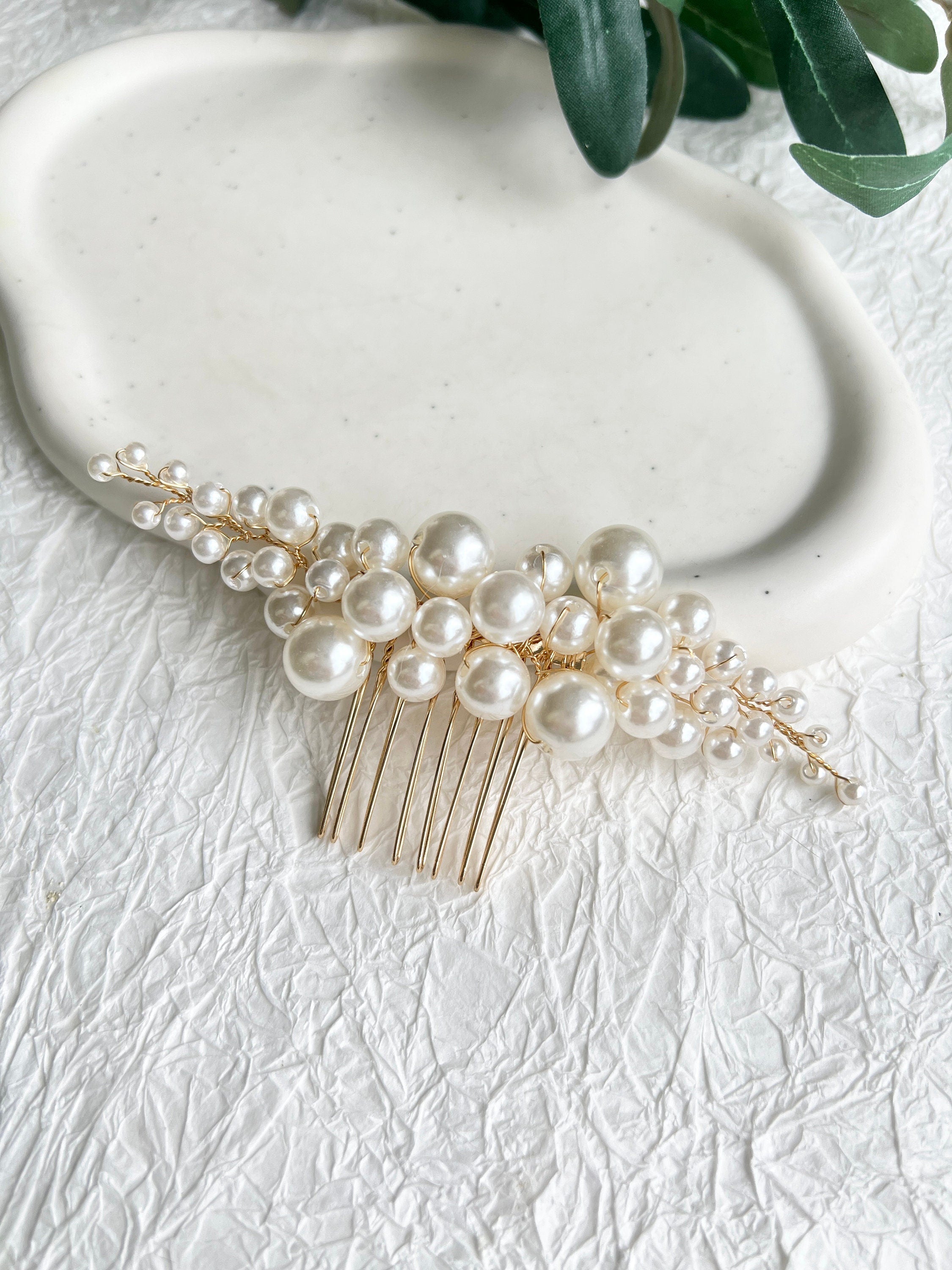 Perlenschmuck, Haarschmuck, weiße Perlen, goldener Juwelierdraht, Brautschmuck, Haarkamm, Brauthaarschmuck, Standesamt, Schmuck, Hochzeit