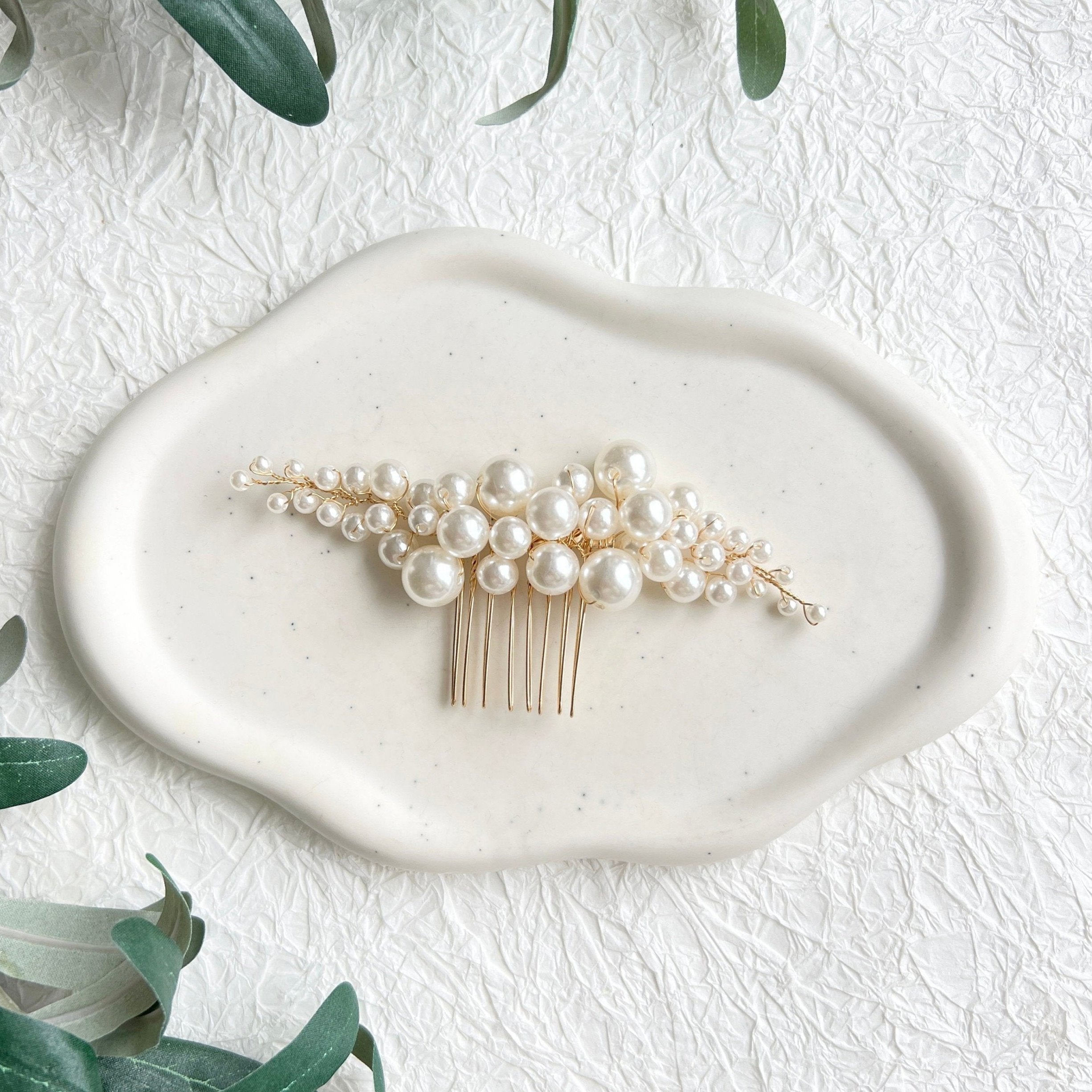 Perlenschmuck, Haarschmuck, weiße Perlen, goldener Juwelierdraht, Brautschmuck, Haarkamm, Brauthaarschmuck, Standesamt, Schmuck, Hochzeit