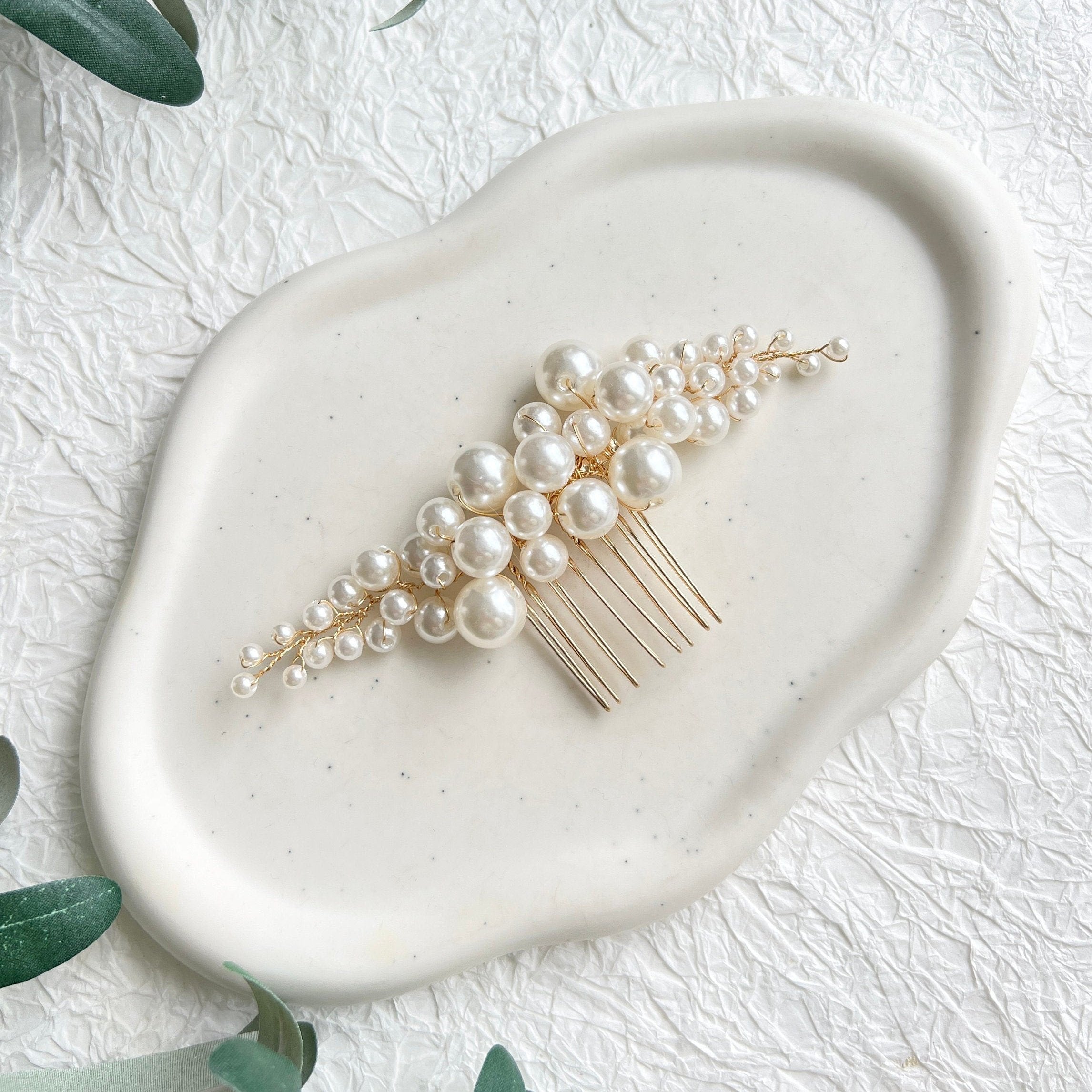 Perlenschmuck, Haarschmuck, weiße Perlen, goldener Juwelierdraht, Brautschmuck, Haarkamm, Brauthaarschmuck, Standesamt, Schmuck, Hochzeit