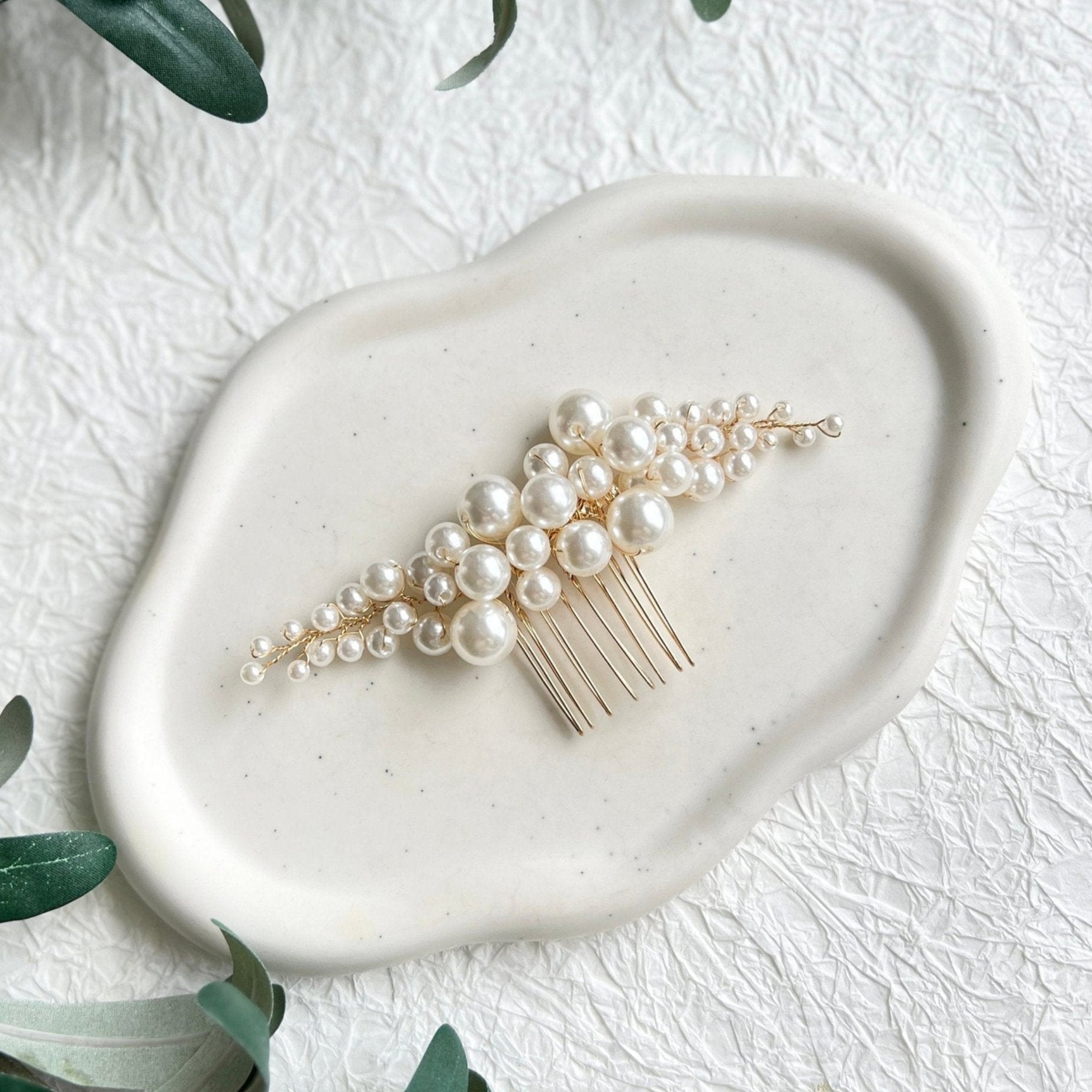 Perlenschmuck, Haarschmuck, weiße Perlen, goldener Juwelierdraht, Brautschmuck, Haarkamm, Brauthaarschmuck, Standesamt, Schmuck, Hochzeit