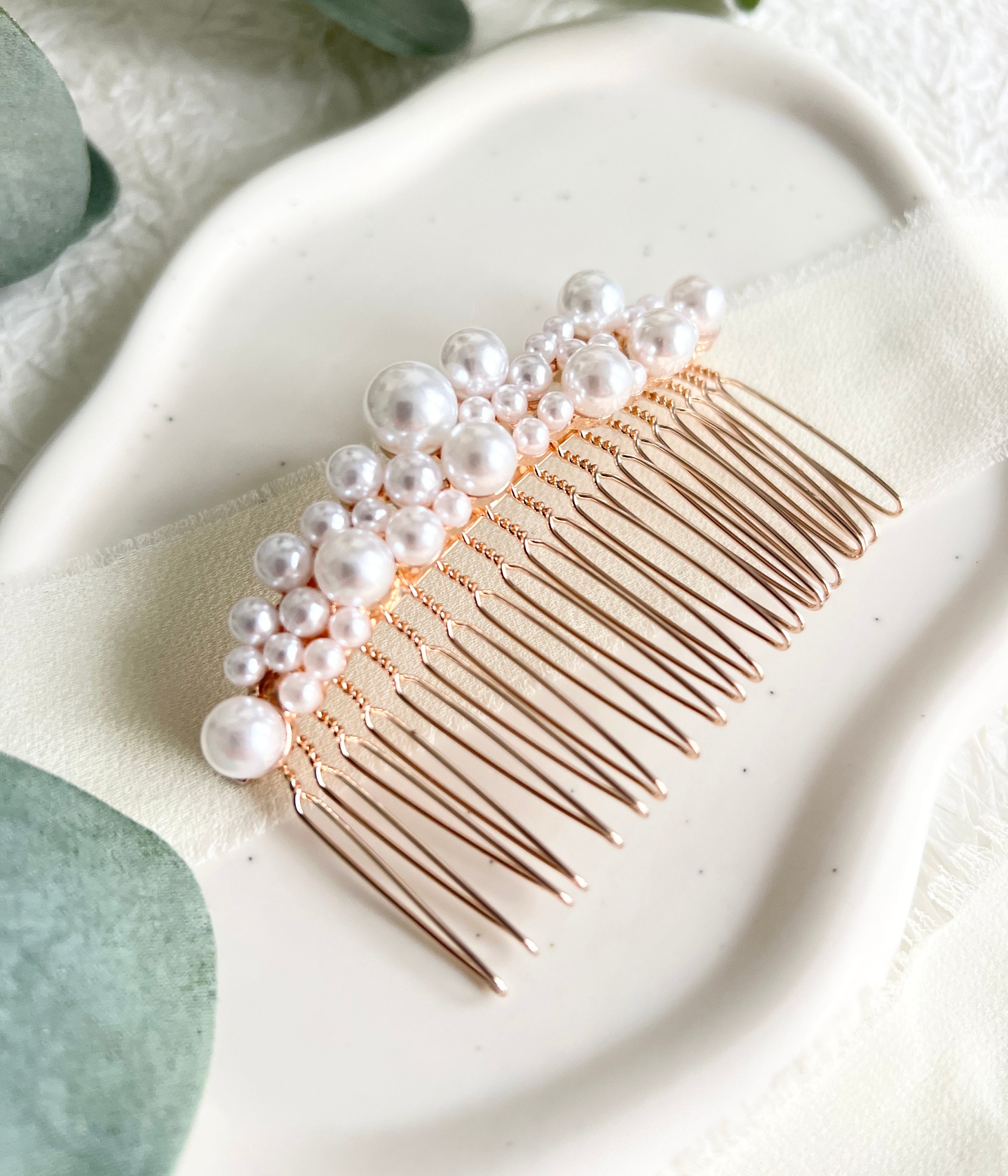 Haarschmuck, eleganter Haarkamm mit weissen Perlen, Roségold, Schmuck Hochzeit, Perlenschmuck fuer die Braut, Brautfrisur, feiner Brauthaarschmuck, moderner Perlenhaarkamm, Schmuckbluete