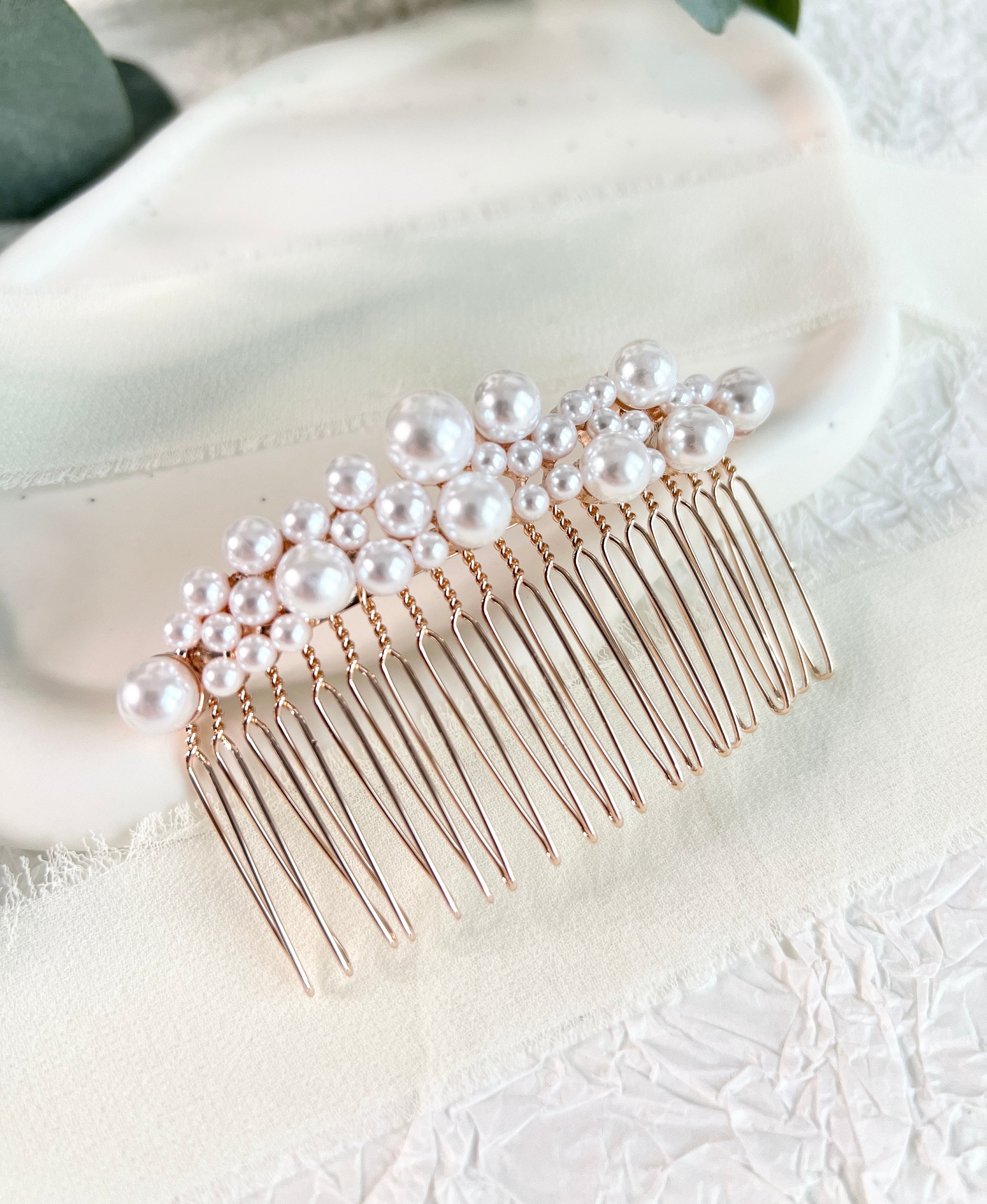 Braut Haarschmuck, eleganter Haarkamm, weiße Perlen, Roségold, Hochzeit, Brautfrisur - Silber-Brauthaarschmuck-Schmuckblüte