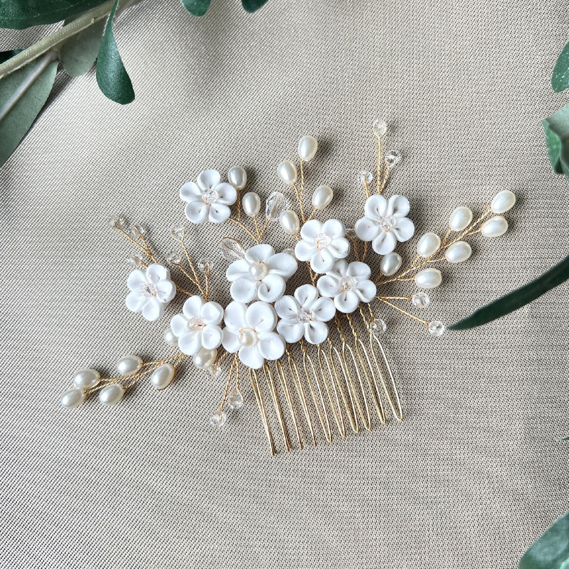 Braut Haarschmuck, gold, Perlen Haarkamm mit weißen Blumen, Hochzeit, Brautschmuck, Brauthaarschmuck, florale Brautfrisur, Brautjungfer-Brauthaarschmuck-Schmuckblüte
