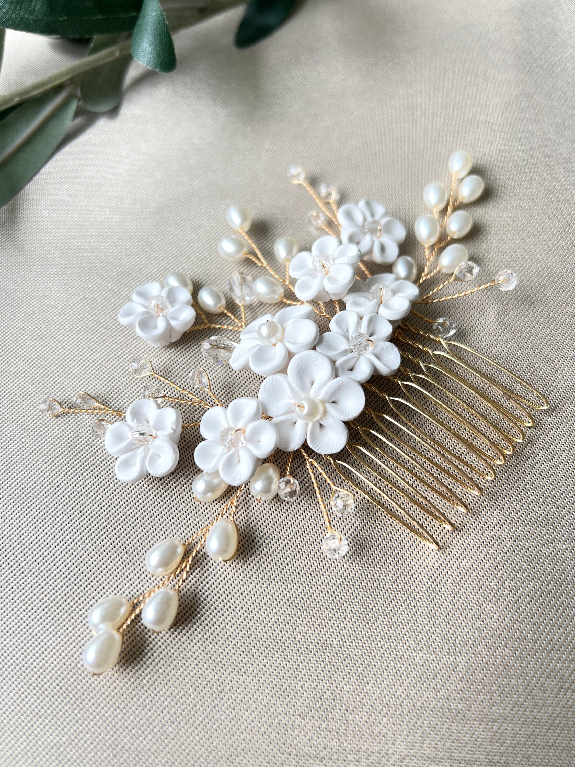 Haarschmuck, gold, weisse Perlen, Perlenschmuck, Haarkamm mit weißen Blumen, Schmuck Hochzeit, Brautschmuck, Brauthaarschmuck, florale Brautfrisur, Brauthaarschmuck, Schmuckbluete