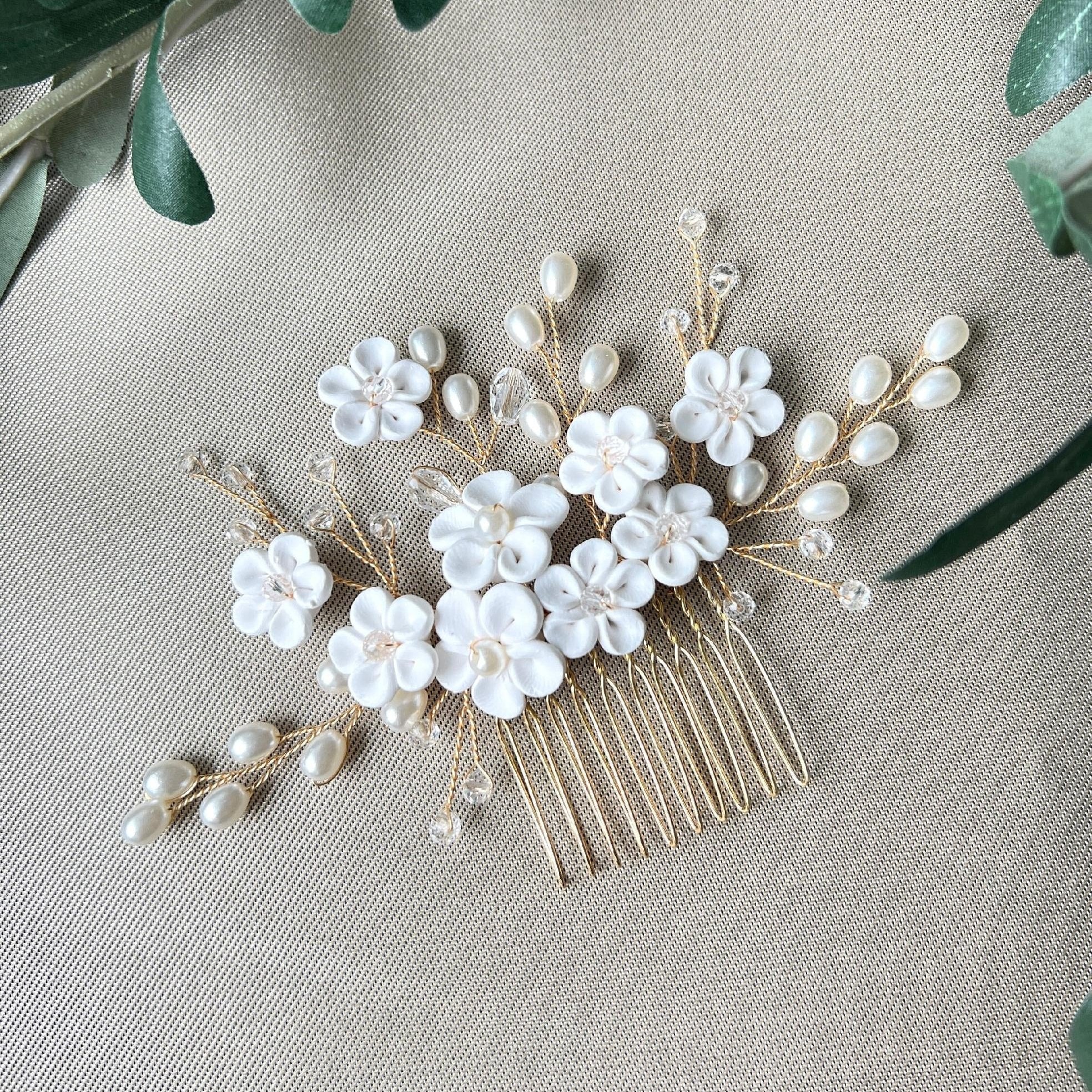 Haarschmuck, gold, weisse Perlen, Perlenschmuck, Haarkamm mit weißen Blumen, Schmuck Hochzeit, Brautschmuck, Brauthaarschmuck, florale Brautfrisur, Brauthaarschmuck, Schmuckbluete