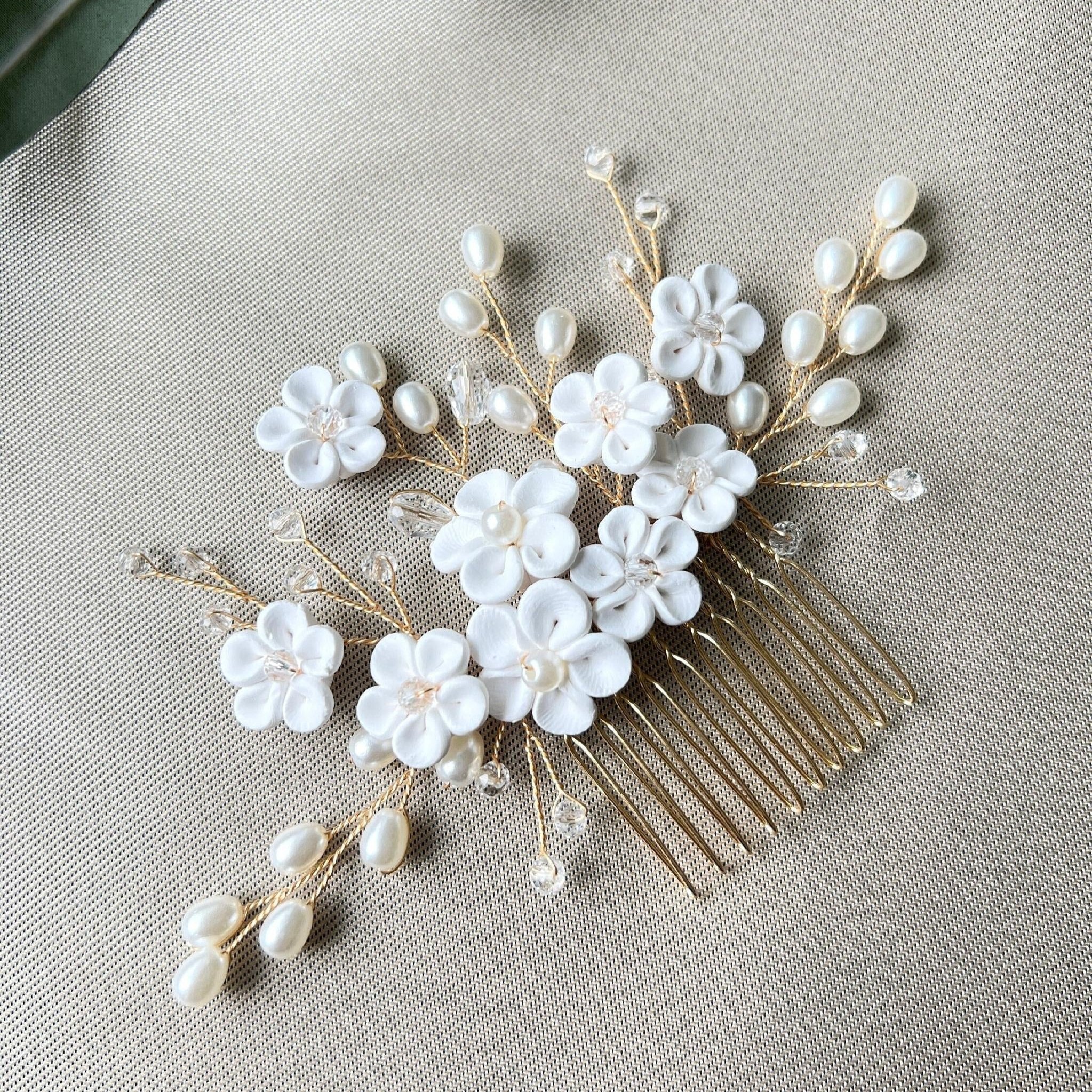 Braut Haarschmuck, gold, Perlen Haarkamm mit weißen Blumen, Hochzeit, Brautschmuck, Brauthaarschmuck, florale Brautfrisur, Brautjungfer-Brauthaarschmuck-Schmuckblüte
