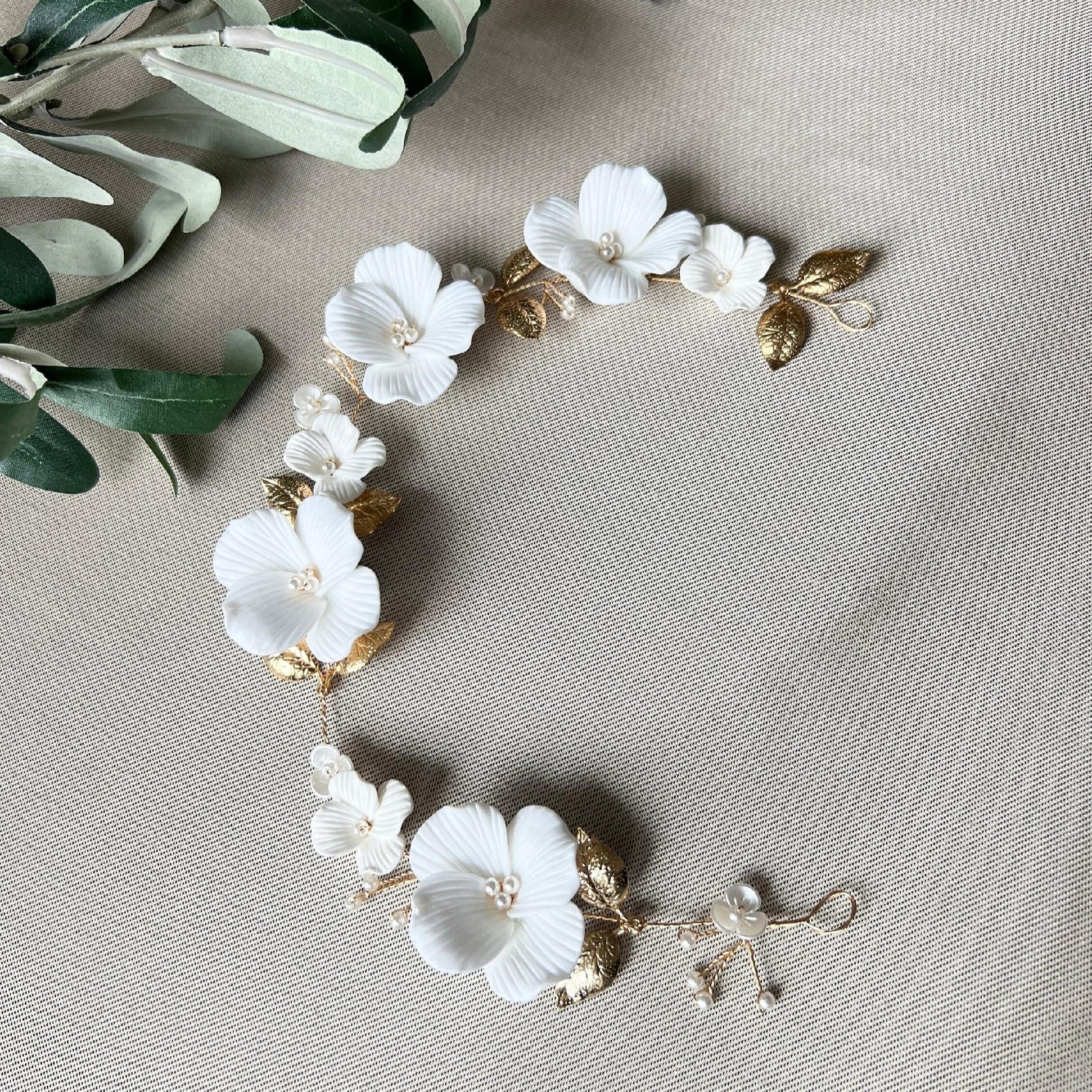 Braut Haarschmuck gold mit weißen Perlen Blüten goldene Blätter Hochzeit Brautschmuck-Brauthaarschmuck-Schmuckblüte