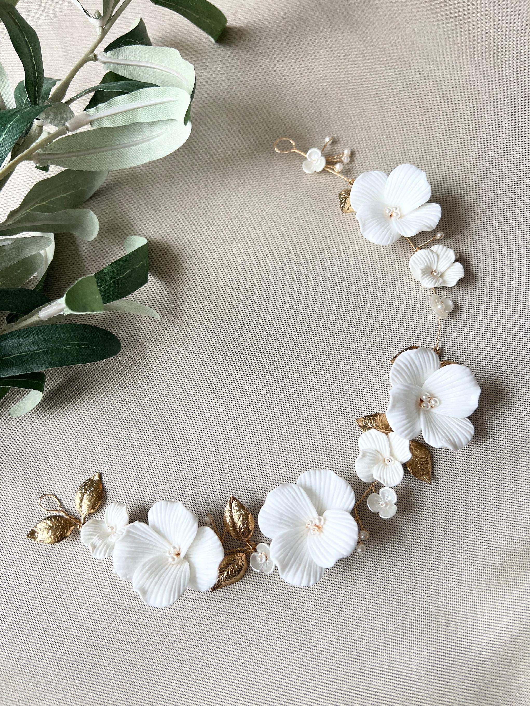 Braut Haarschmuck gold mit weißen Perlen Blüten goldene Blätter Hochzeit Brautschmuck-Brauthaarschmuck-Schmuckblüte