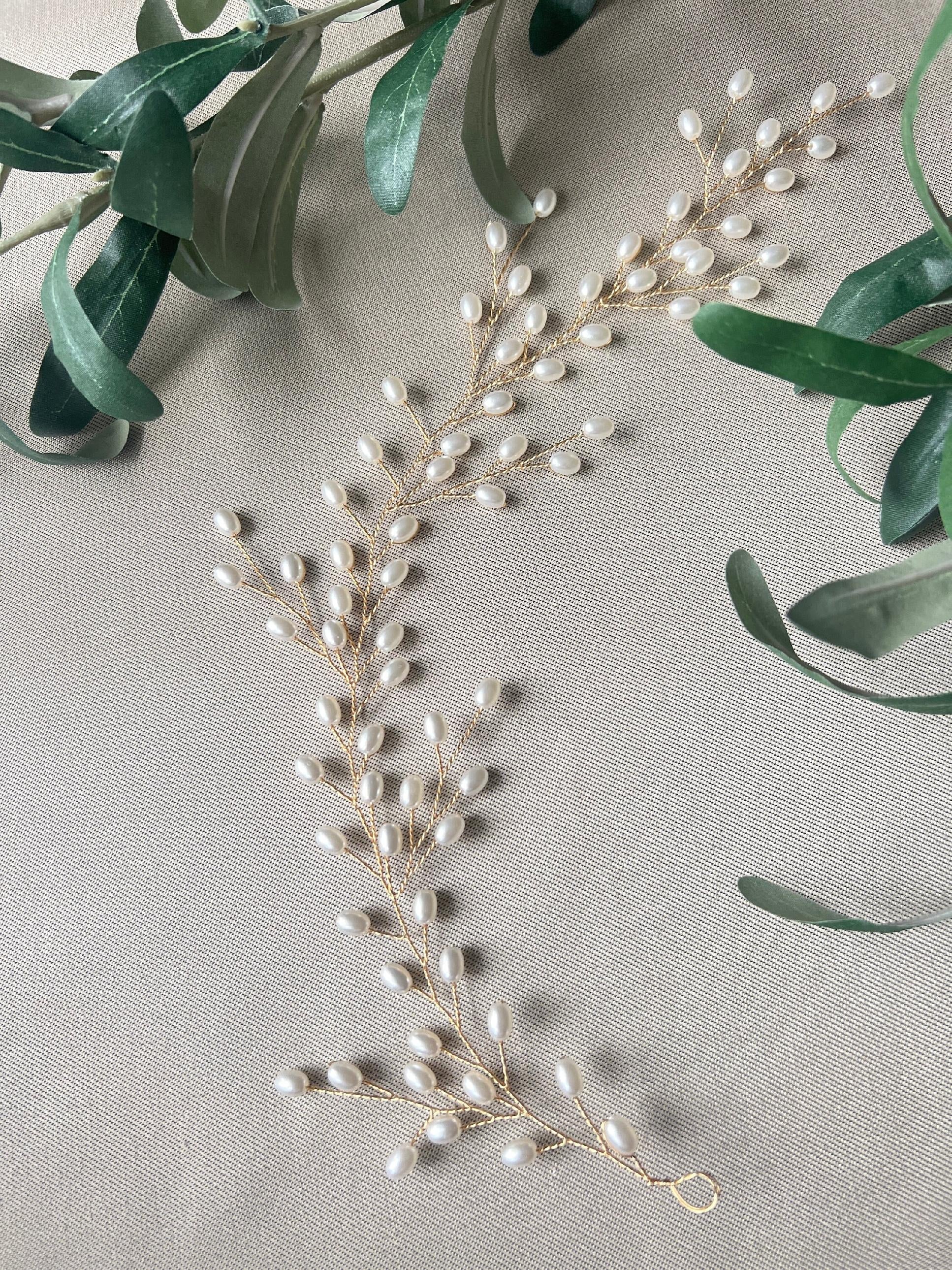 Haarschmuck, hellgold mit Perlen, moderner Perlenschmuck, feine Haarrebe, Brautfrisur, Hochzeitsschmuck, Brautschmuck, biegsames Hochzeitshaarband, Brauthaarschmuck, Schmuckbluete