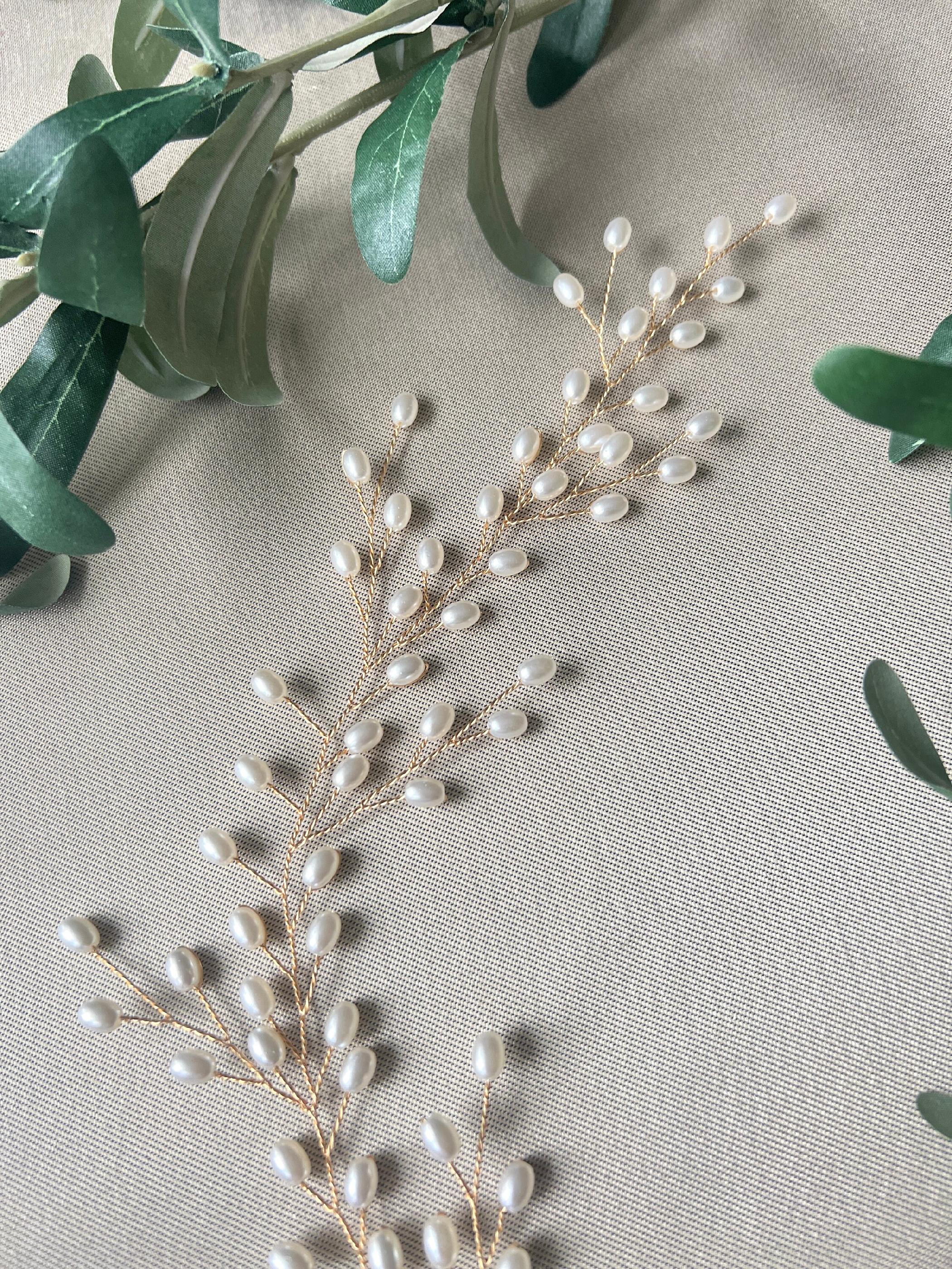 Haarschmuck, hellgold mit Perlen, moderner Perlenschmuck, feine Haarrebe, Brautfrisur, Hochzeitsschmuck, Brautschmuck, biegsames Hochzeitshaarband, Brauthaarschmuck, Schmuckbluete