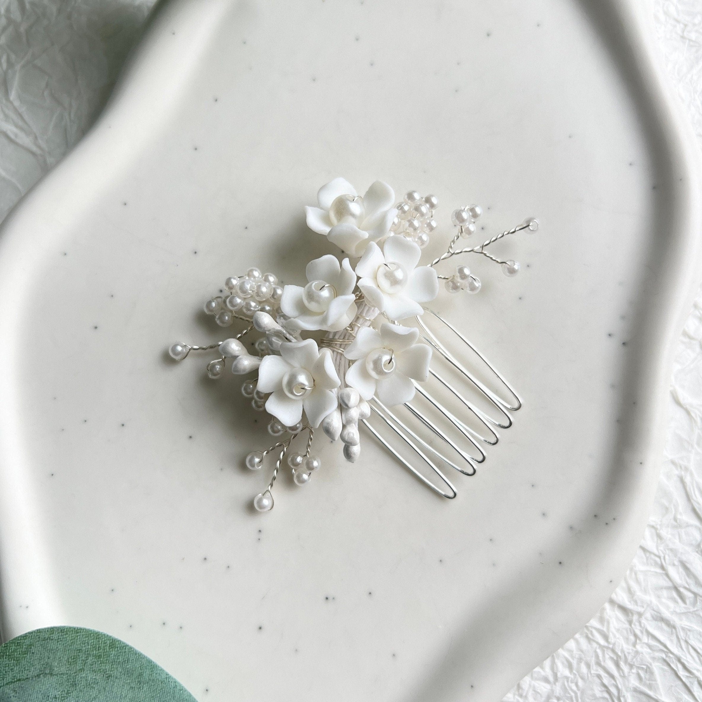 Braut Haarschmuck mit weißen Keramik Blüten, Silber, Perlen, Haarkamm, Haarschmuck, Blumen-Brauthaarschmuck-Schmuckblüte