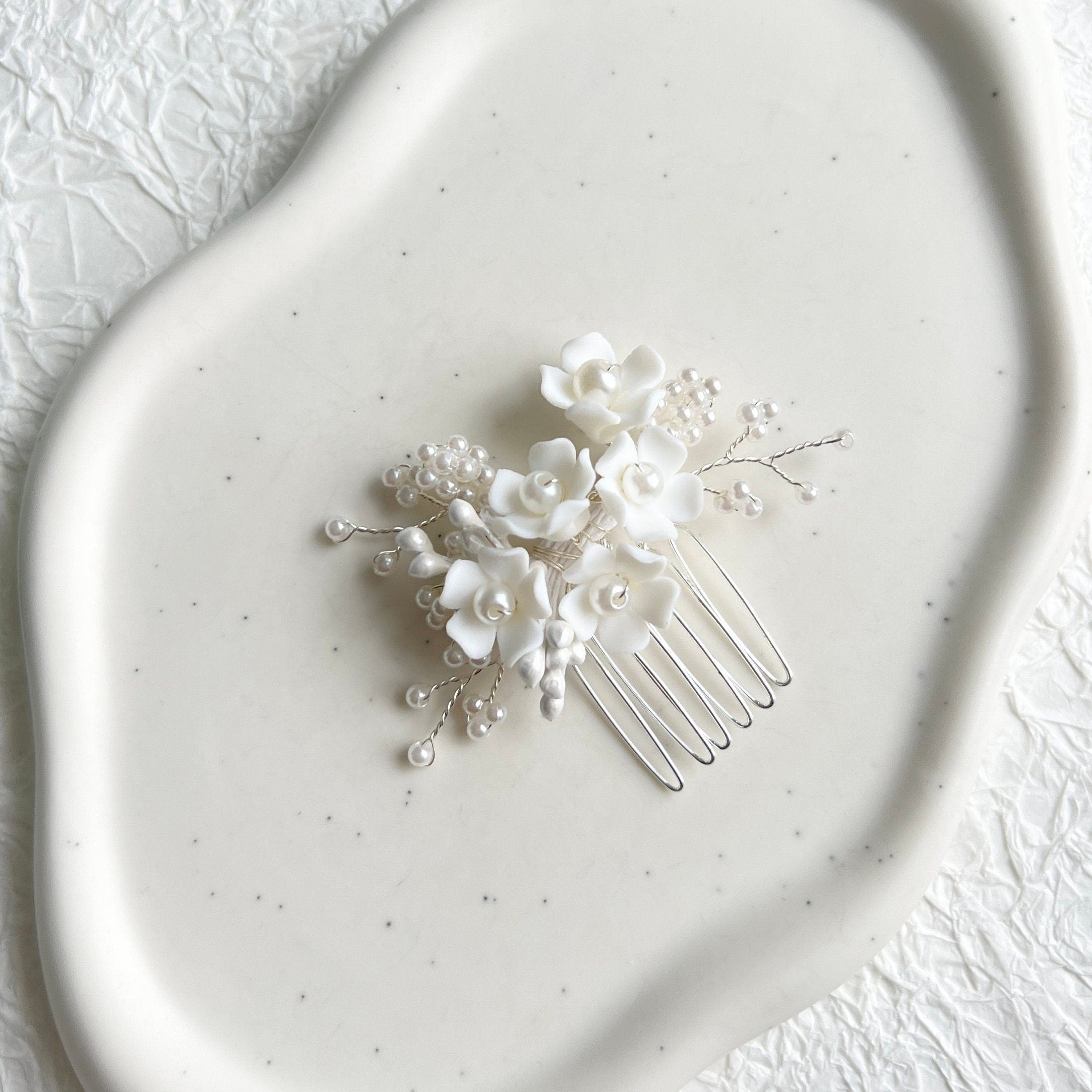 Braut Haarschmuck mit weißen Keramik Blüten, Silber, Perlen, Haarkamm, Haarschmuck, Blumen-Brauthaarschmuck-Schmuckblüte