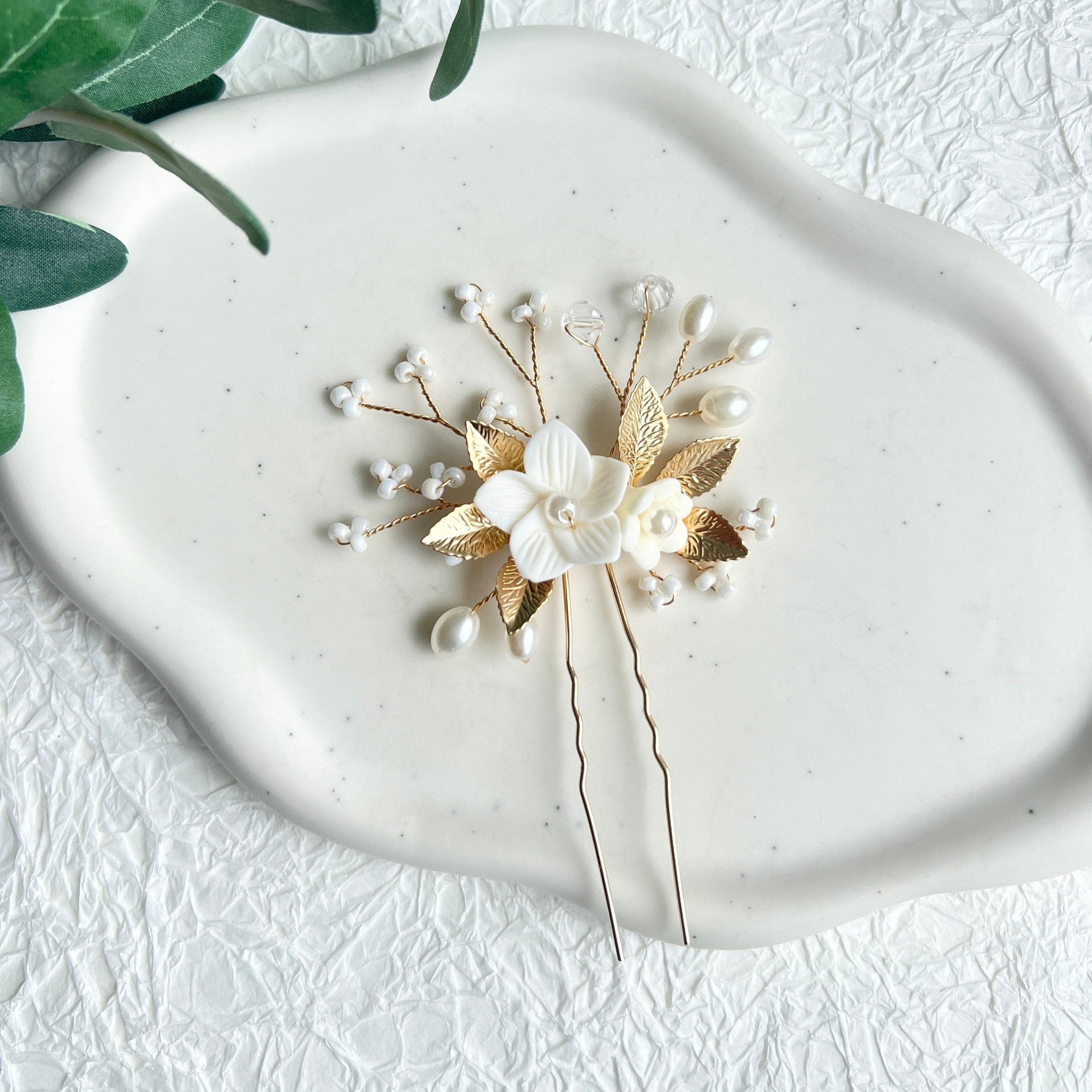 Braut Haarschmuck, warmes Gold, Haarspange, weiße Blüten, Perlen weiß, goldene Blätter, Blumen-Ohrringe-Schmuckblüte